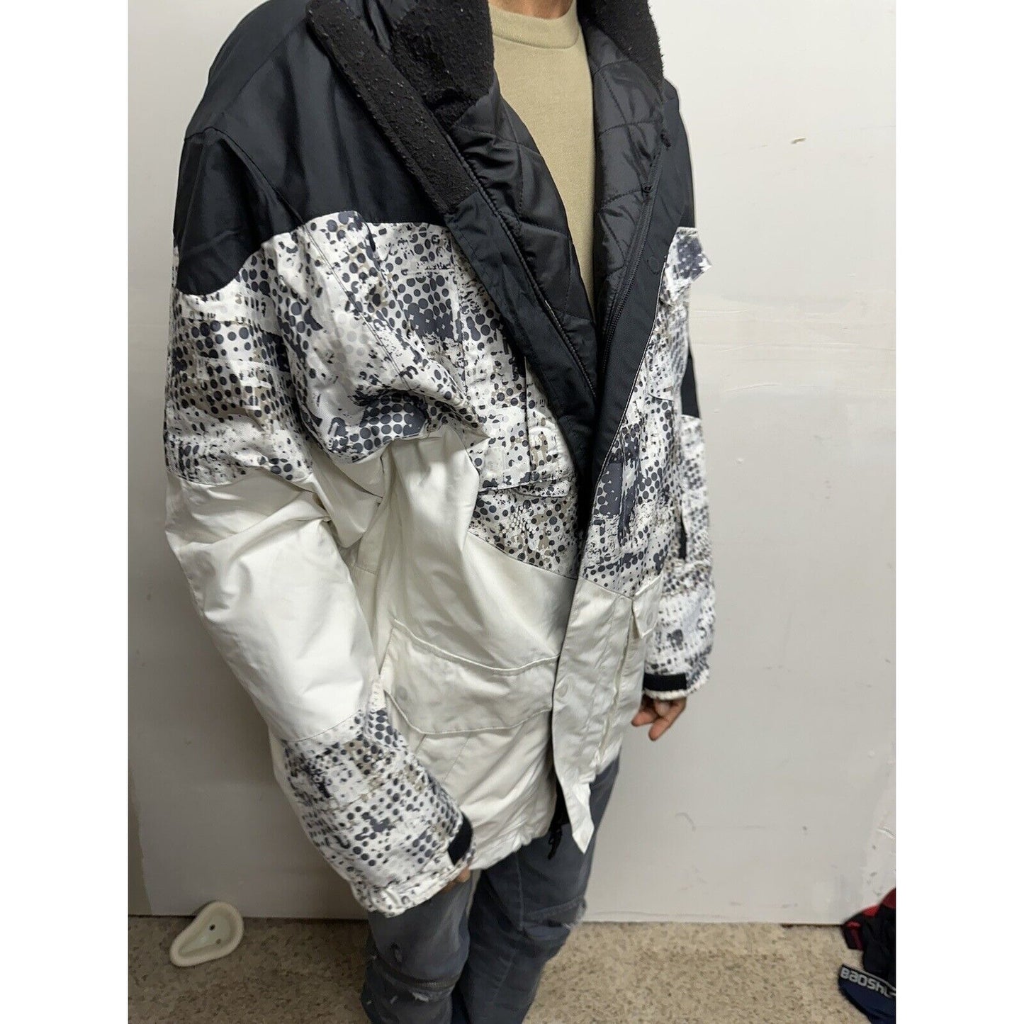 Men’s Large Black And White Snow Technology Body Glove Jacket