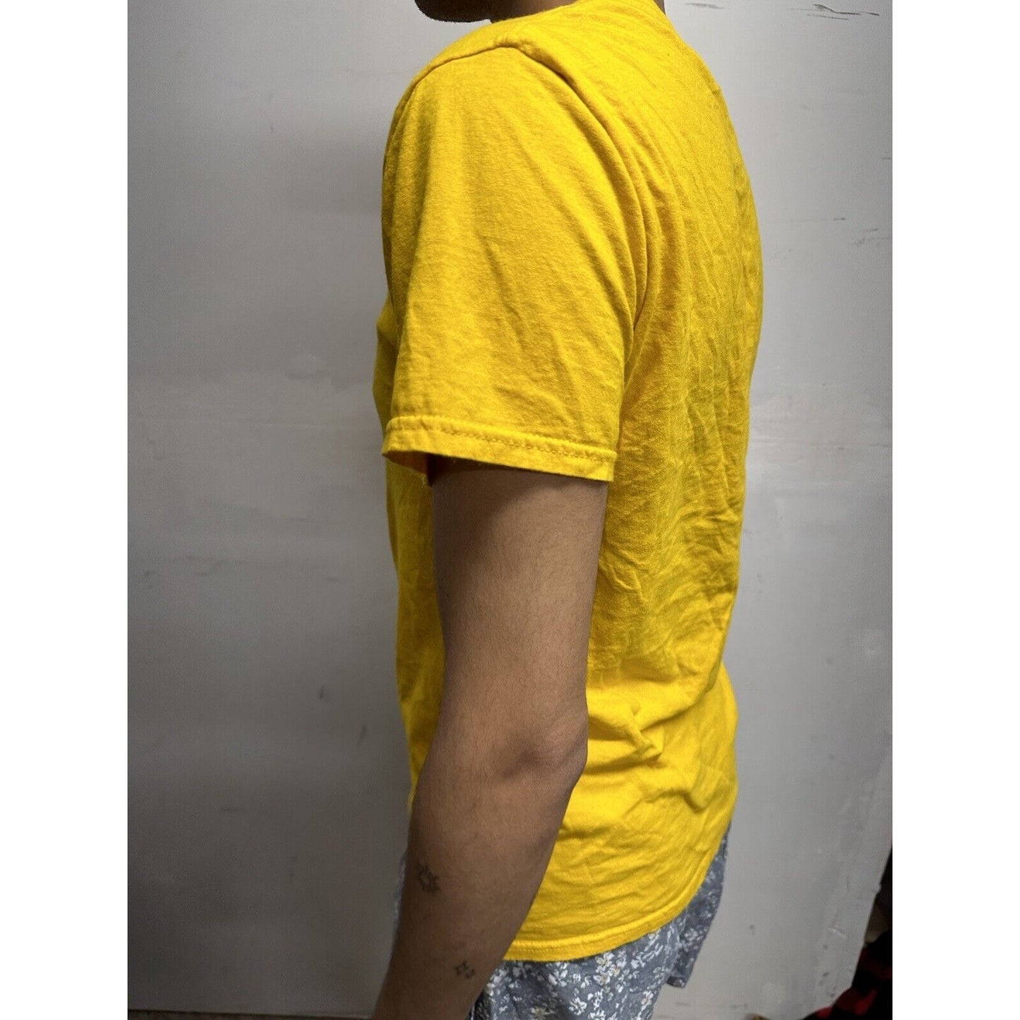 Men’s Small Yellow Mickey Mouse Disney Tshirt Short Sleeve