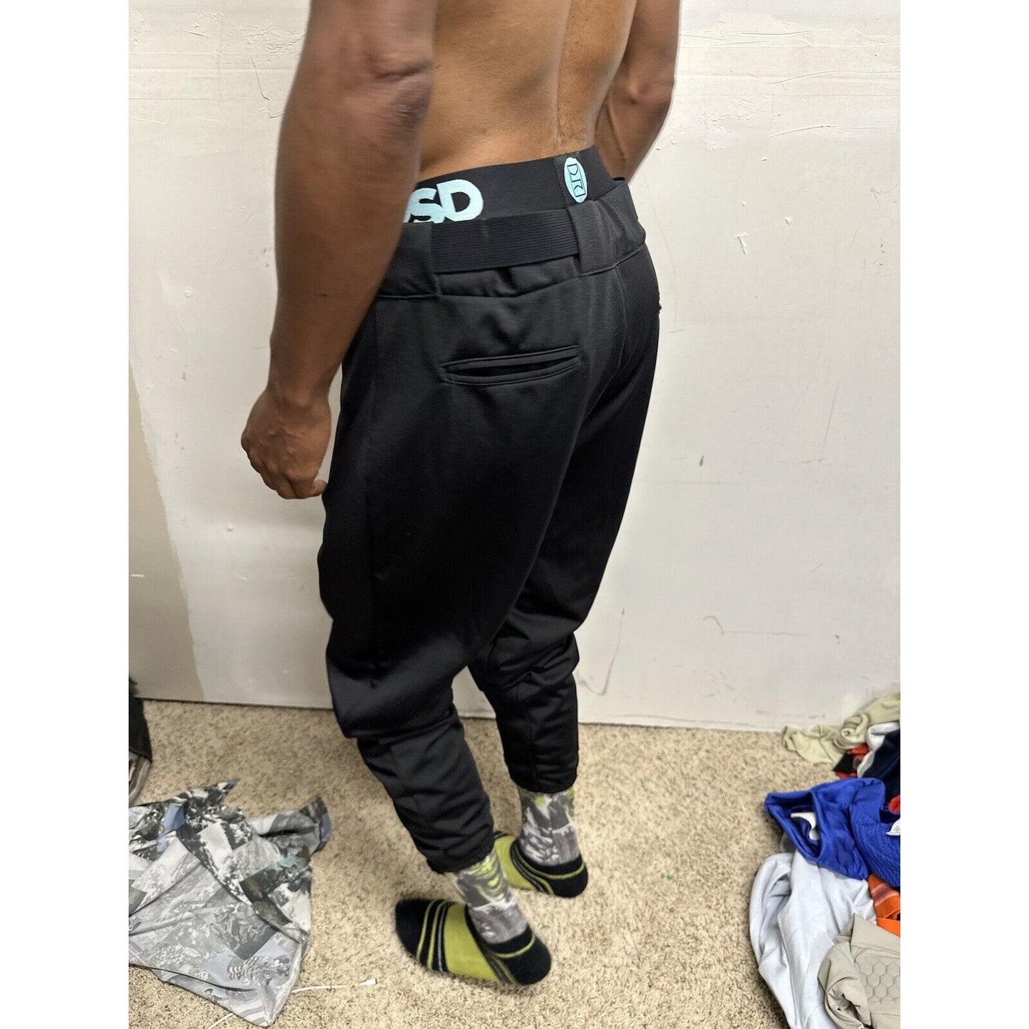 Men’s Wilson XL Black Baseball Pants With Belt