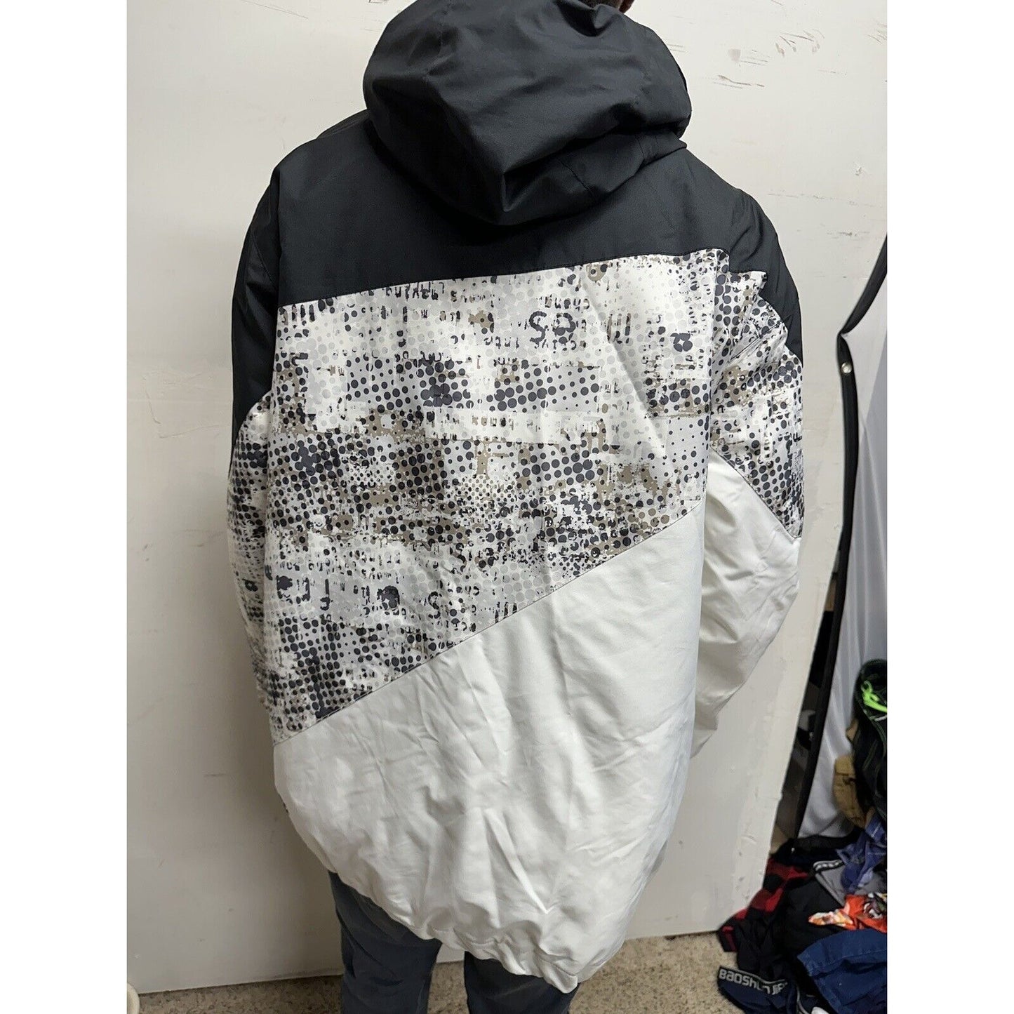 Men’s Large Black And White Snow Technology Body Glove Jacket