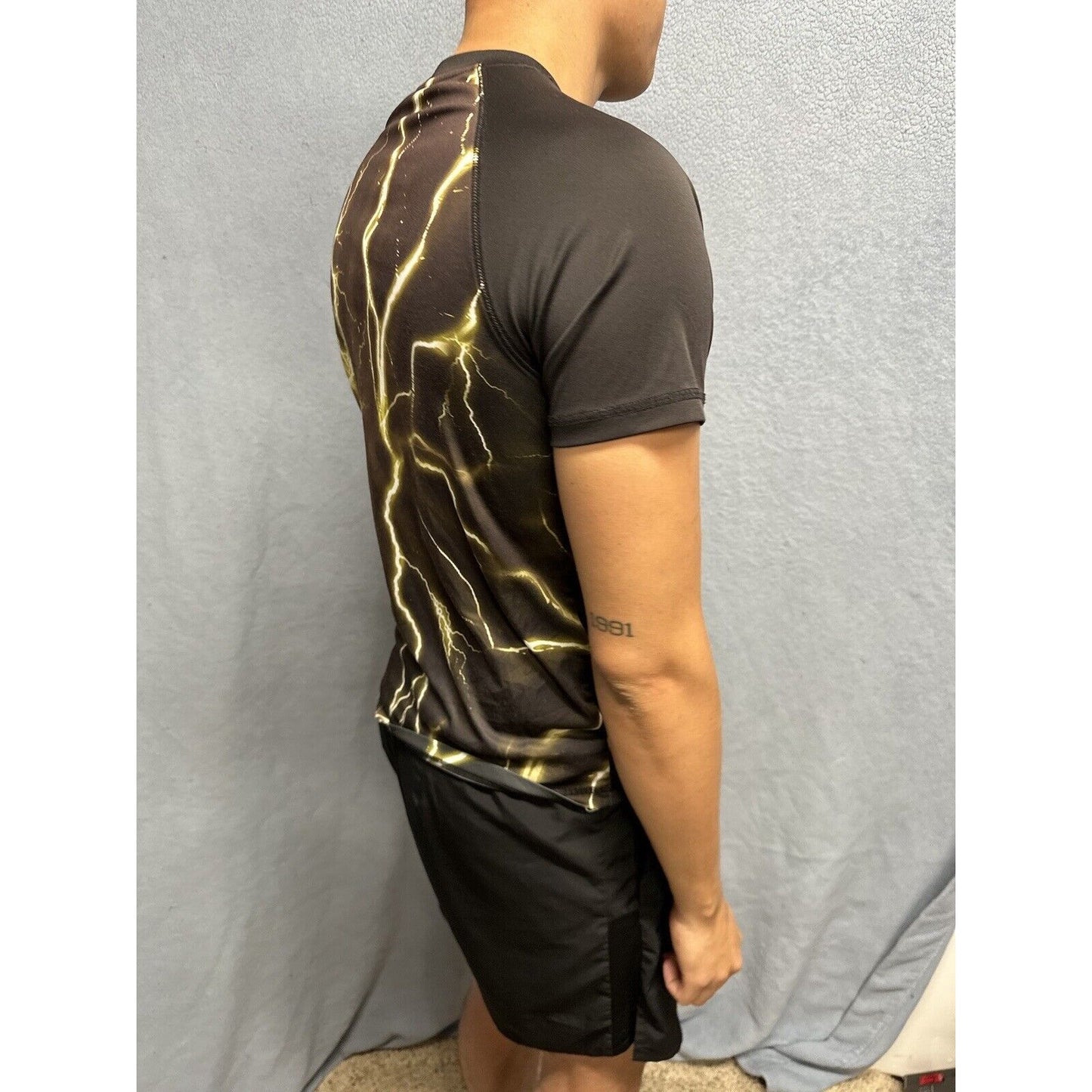 Men’s Large Batman Short Sleeve Black And Yellow Tshirt 100% Polyester