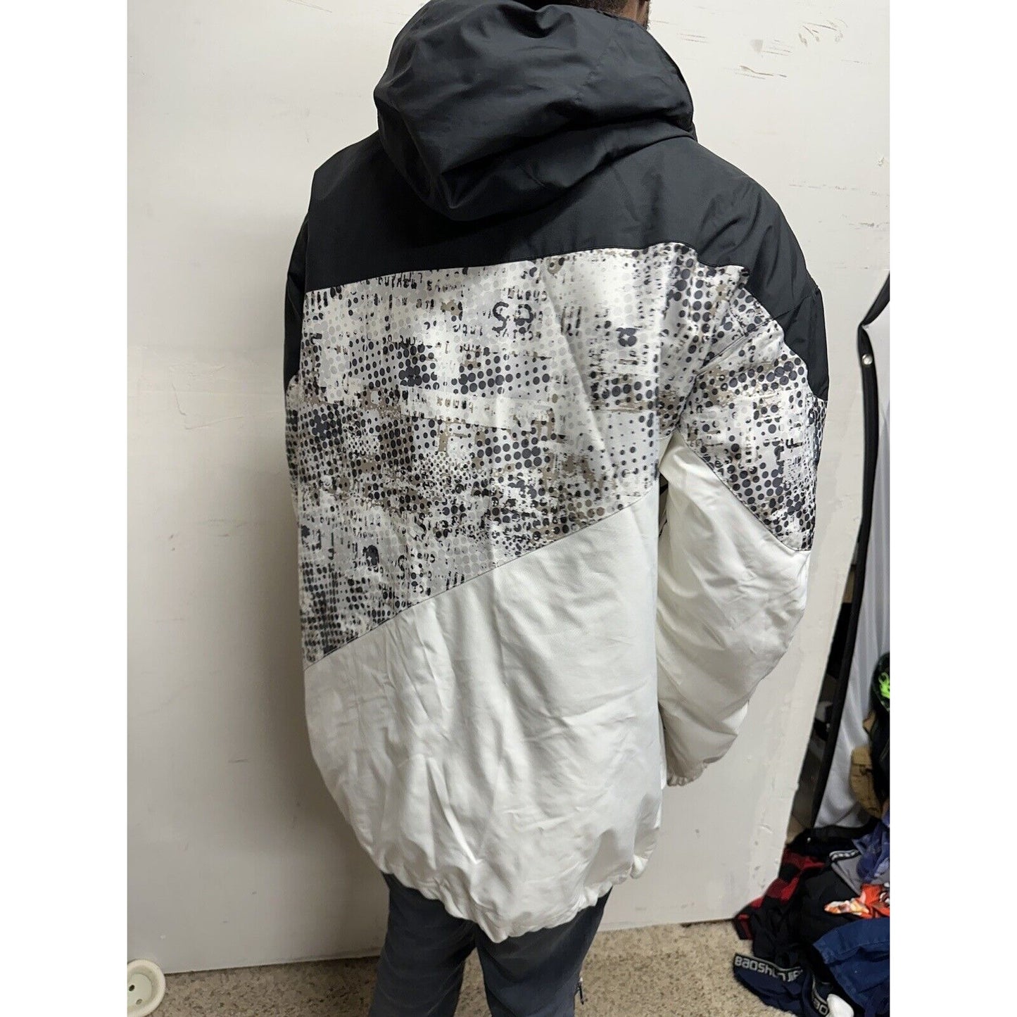 Men’s Large Black And White Snow Technology Body Glove Jacket