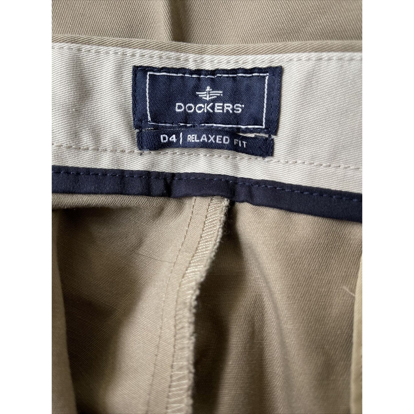 DOCKERS Men's D4 Khaki Relaxed Fit Pleated Pants 32 x 30 EUC 32 x 28.5