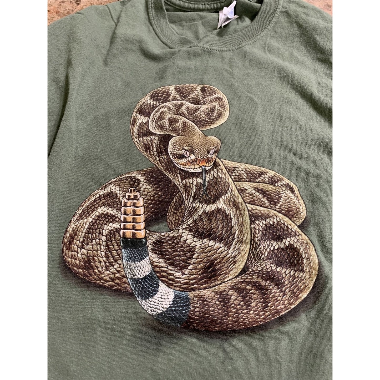 Gildan Men’s Medium Olive Green Rattlesnake T-shirt
