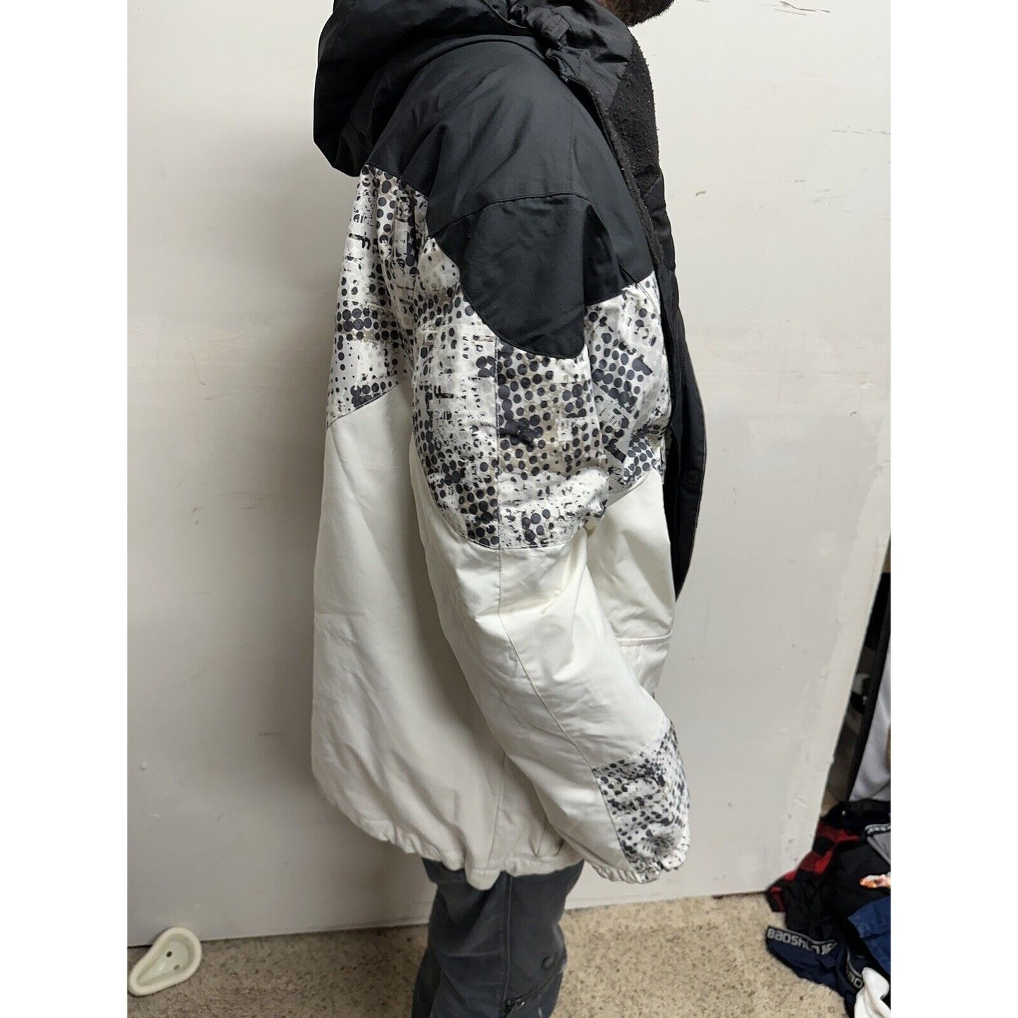 Men’s Large Black And White Snow Technology Body Glove Jacket