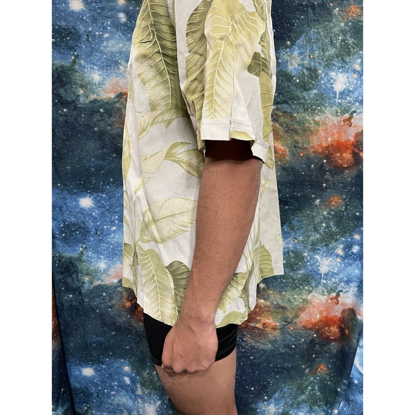 Jamaica Jaxx Men Size L Hawaiian Aloha Shirt Silk Green Leaves print on it 2702