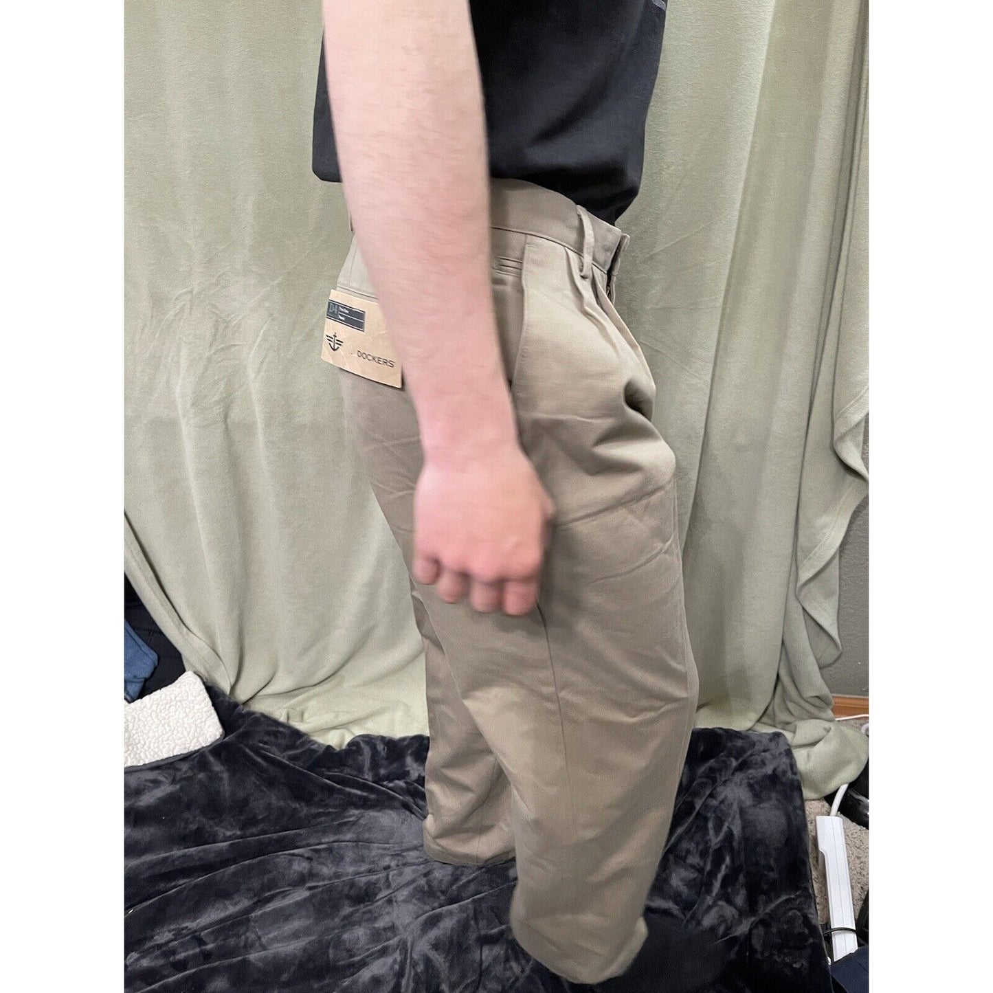 DOCKERS Men's D4 Khaki Relaxed Fit Pleated Pants 32 x 30 EUC 32 x 28.5