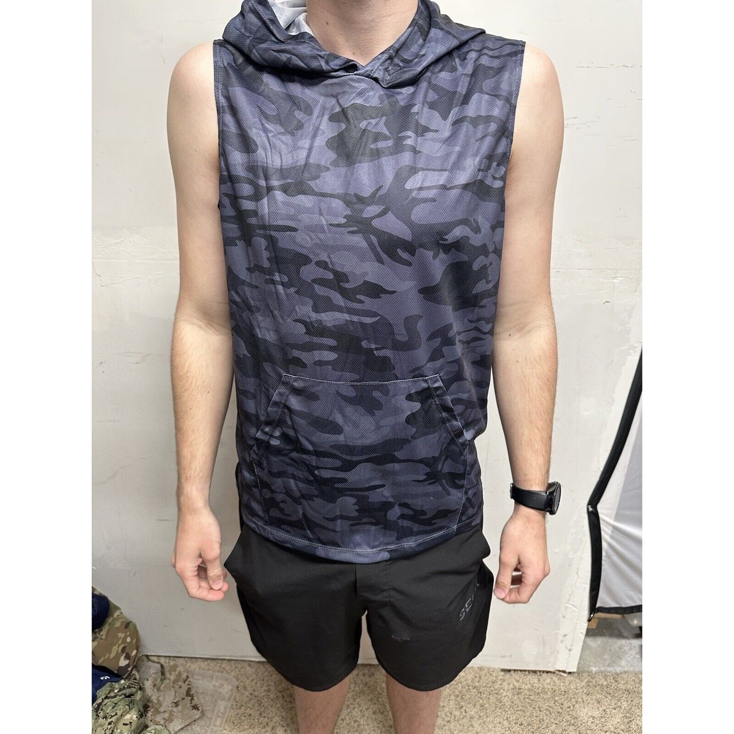 Men’s Gray Camo Muscle Pull Over Sleeveless Hoodie Medium