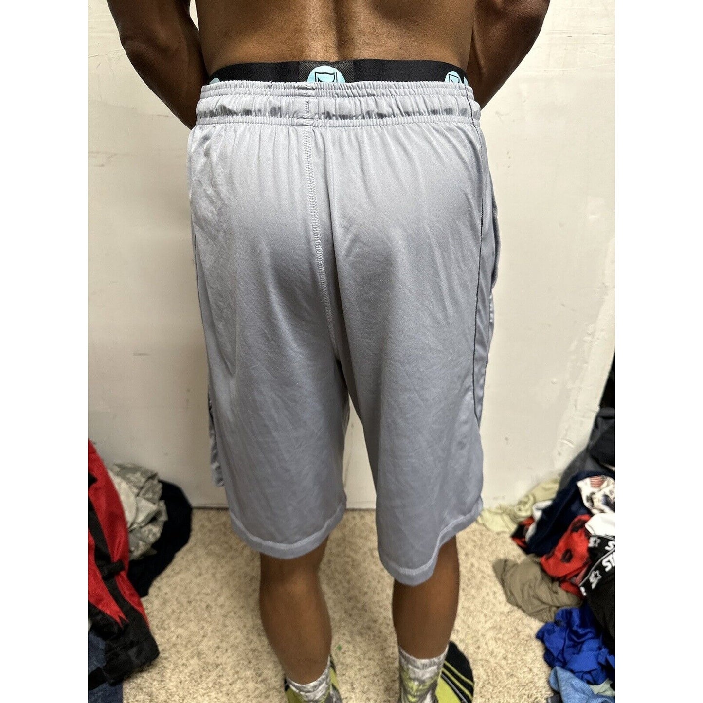 Men’s Gray Medium Under Armour Shorts Loose With Pockets