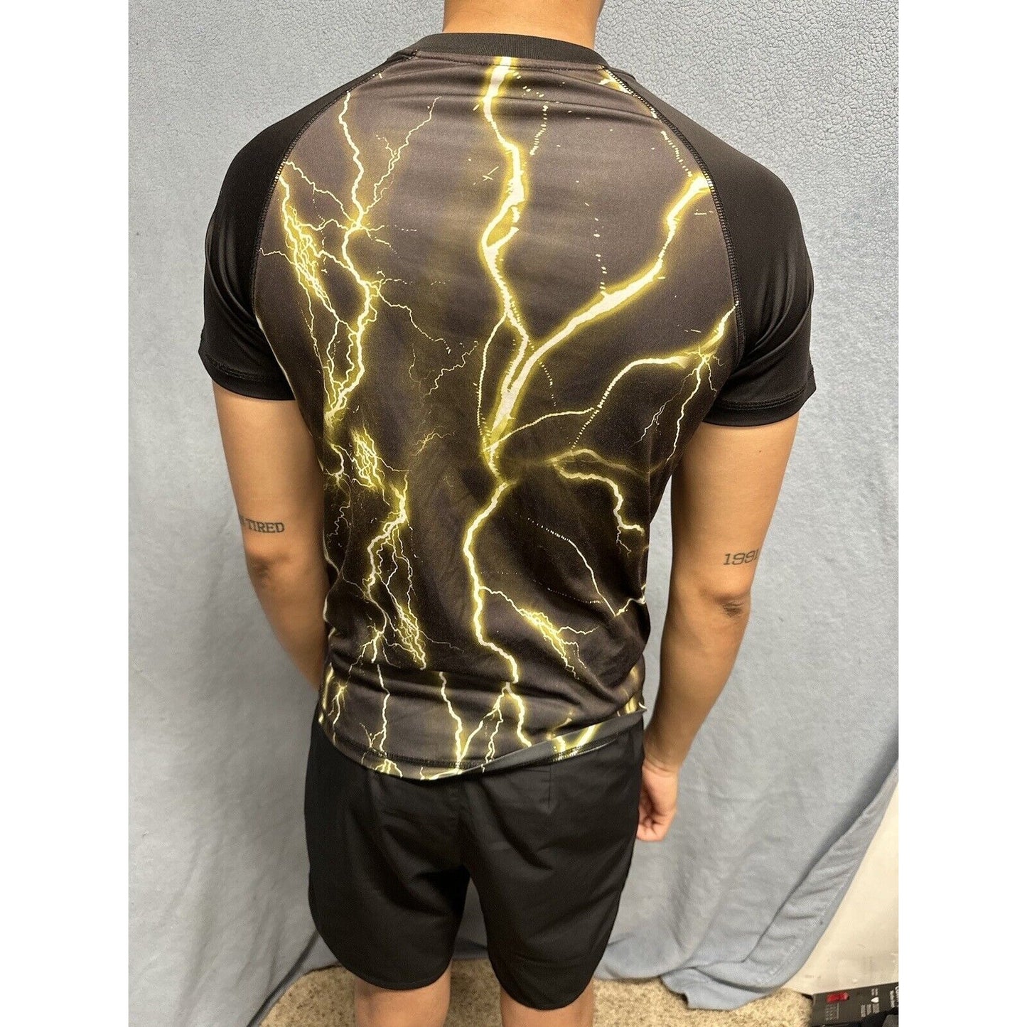 Men’s Large Batman Short Sleeve Black And Yellow Tshirt 100% Polyester