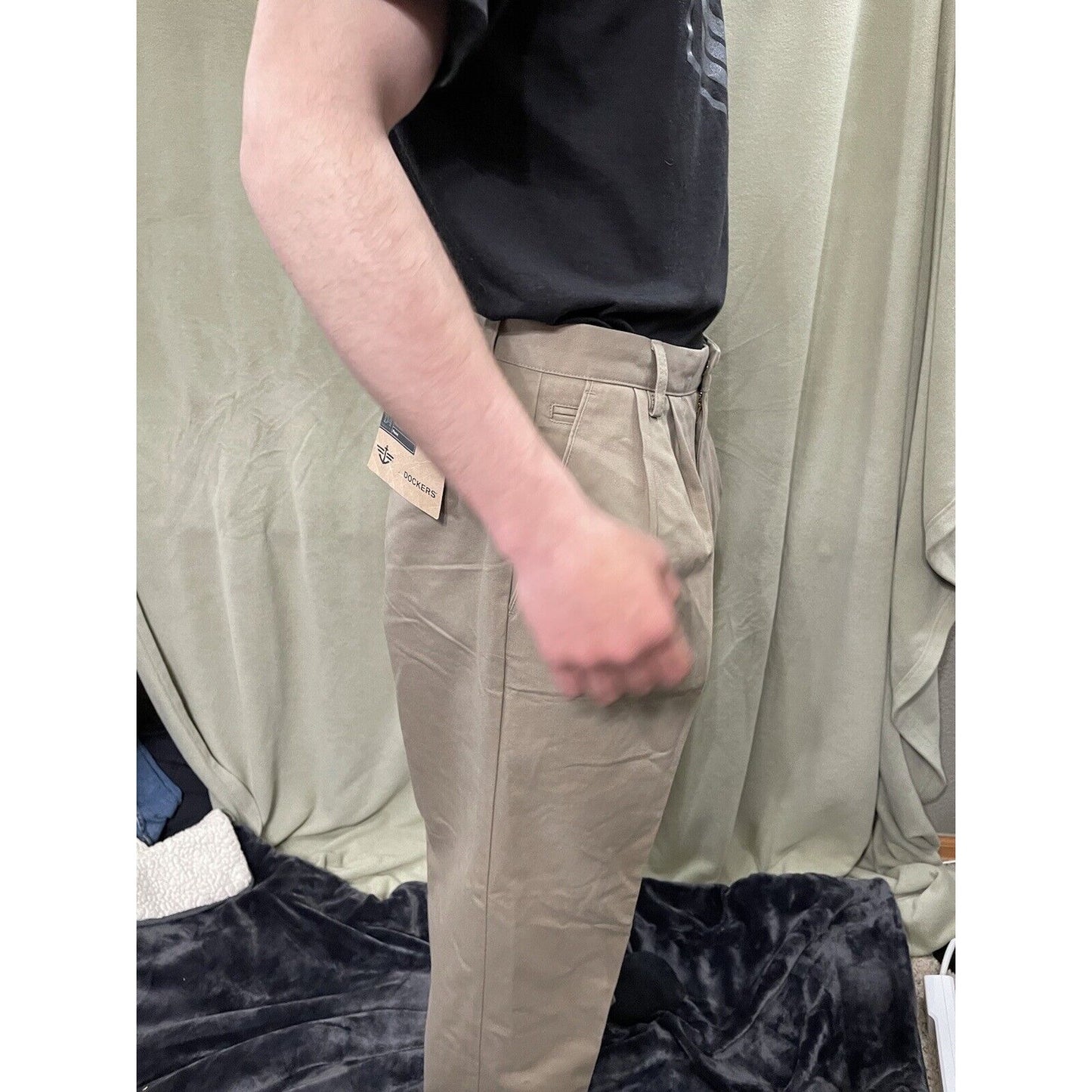 DOCKERS Men's D4 Khaki Relaxed Fit Pleated Pants 32 x 30 EUC 32 x 28.5