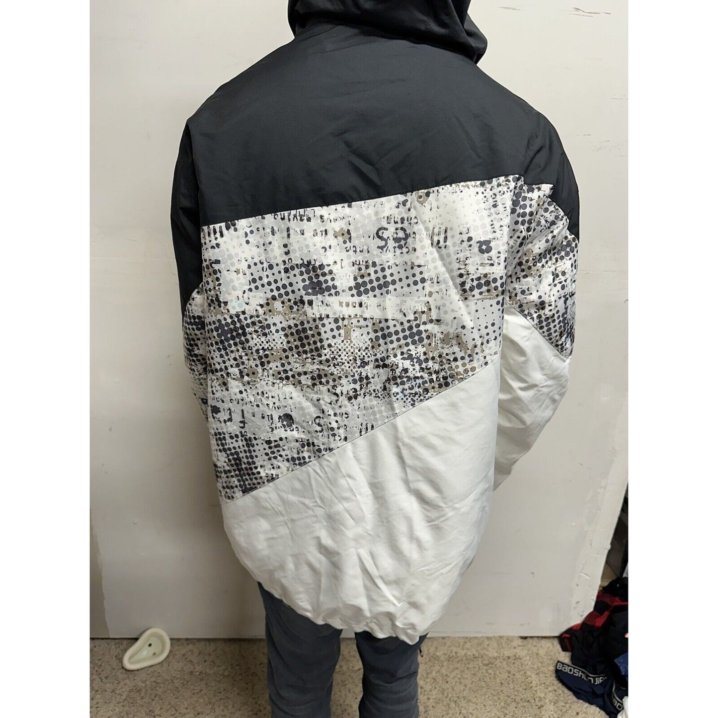 Men’s Large Black And White Snow Technology Body Glove Jacket