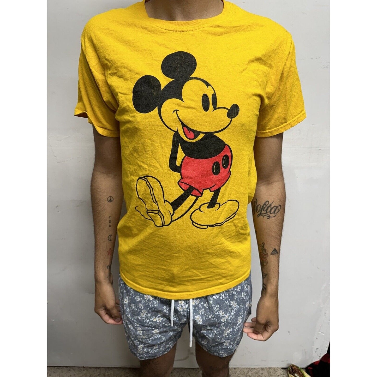 Men’s Small Yellow Mickey Mouse Disney Tshirt Short Sleeve