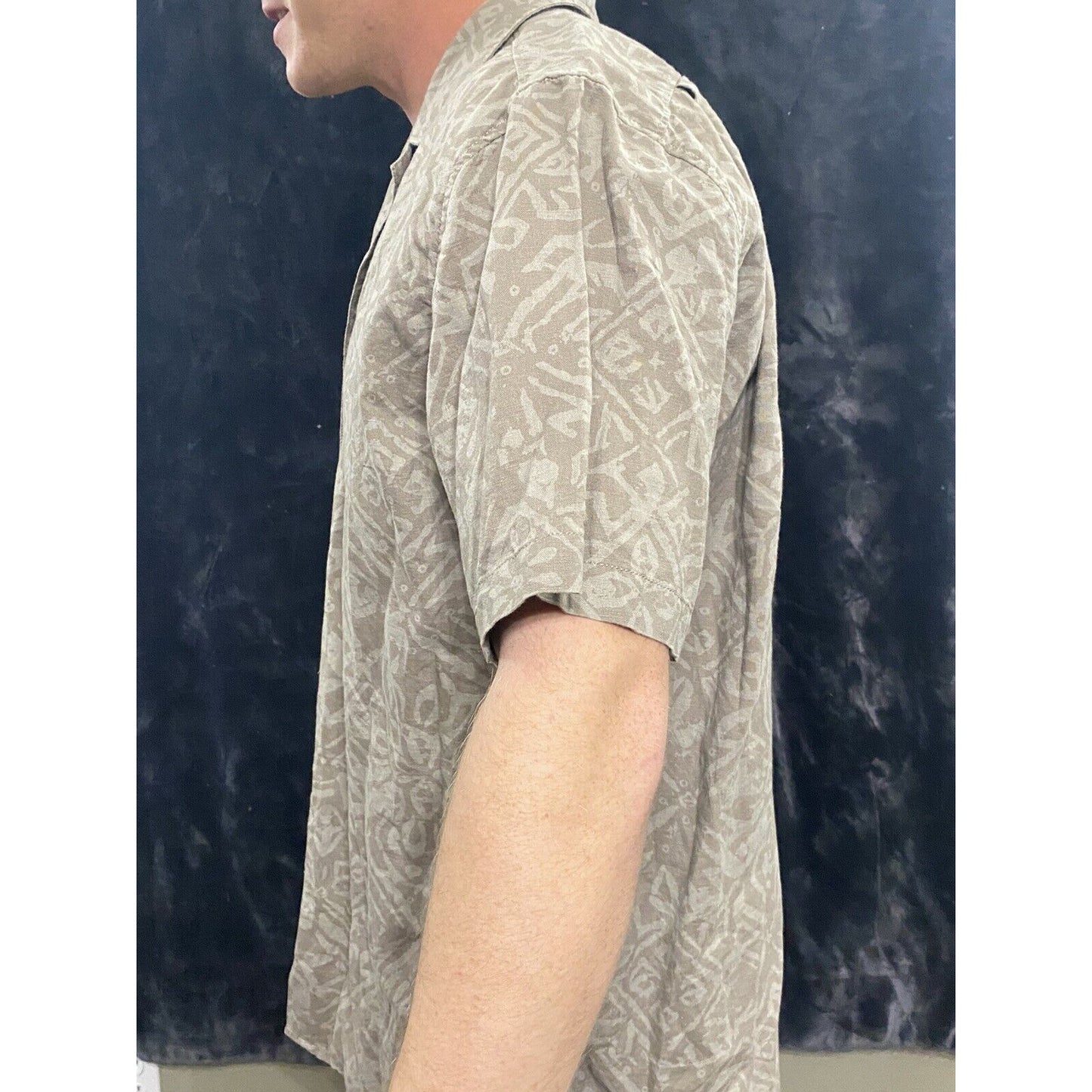 Eddie Bauer Relaxed Fit Large Tropical or Tribal Brown Button-down Short Sleeved