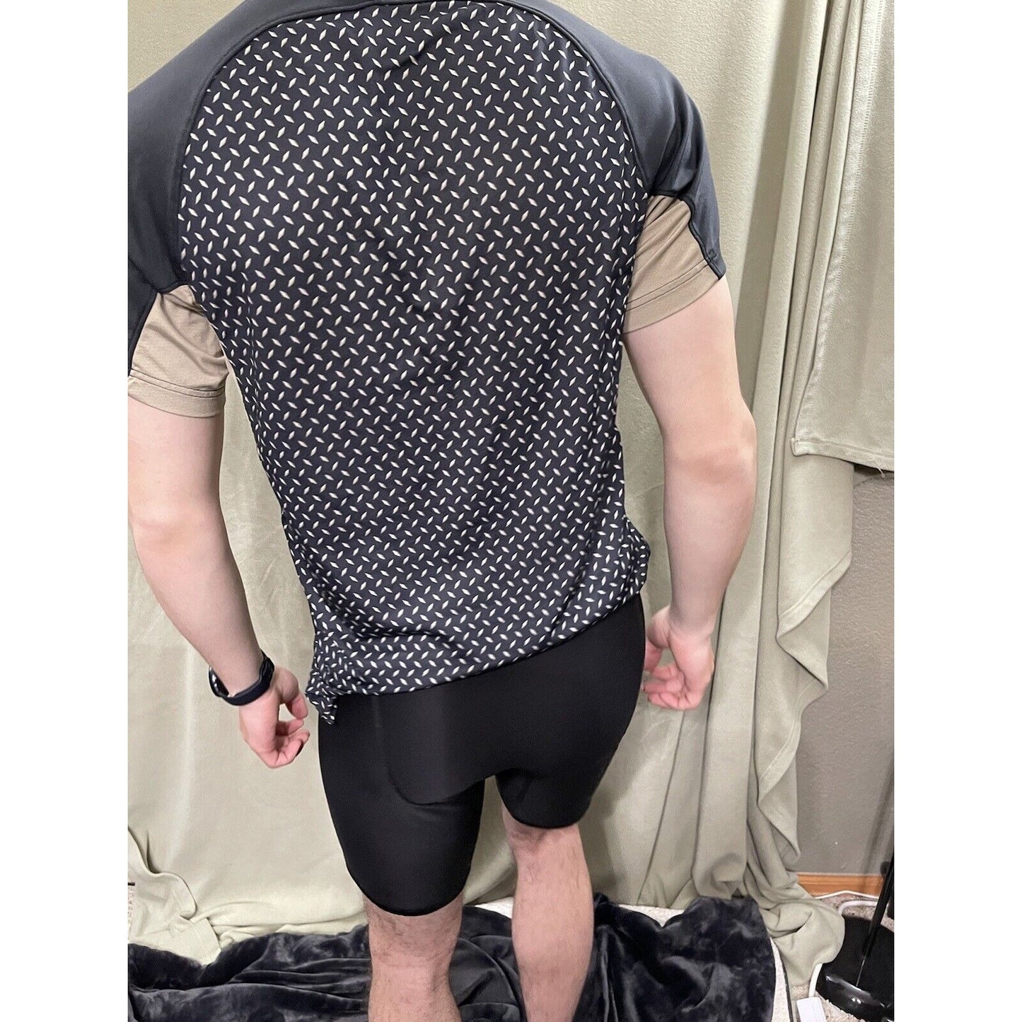 Men’s Small Under Armour Black & Tan Polo Shirt Cool Design