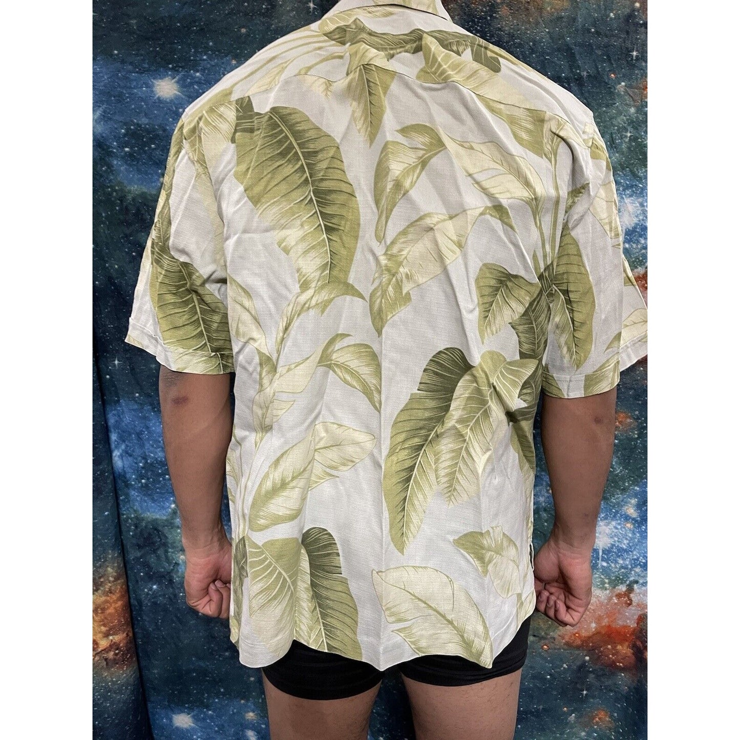 Jamaica Jaxx Men Size L Hawaiian Aloha Shirt Silk Green Leaves print on it 2702