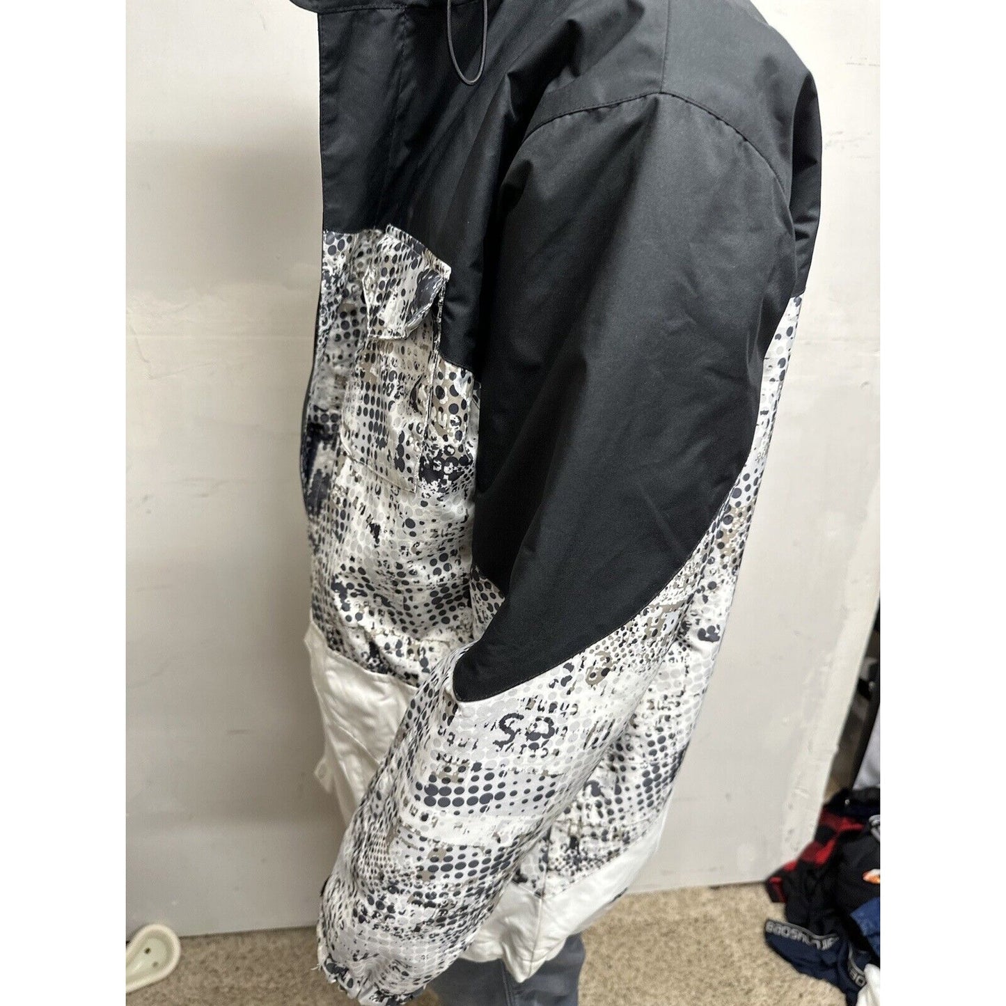 Men’s Large Black And White Snow Technology Body Glove Jacket