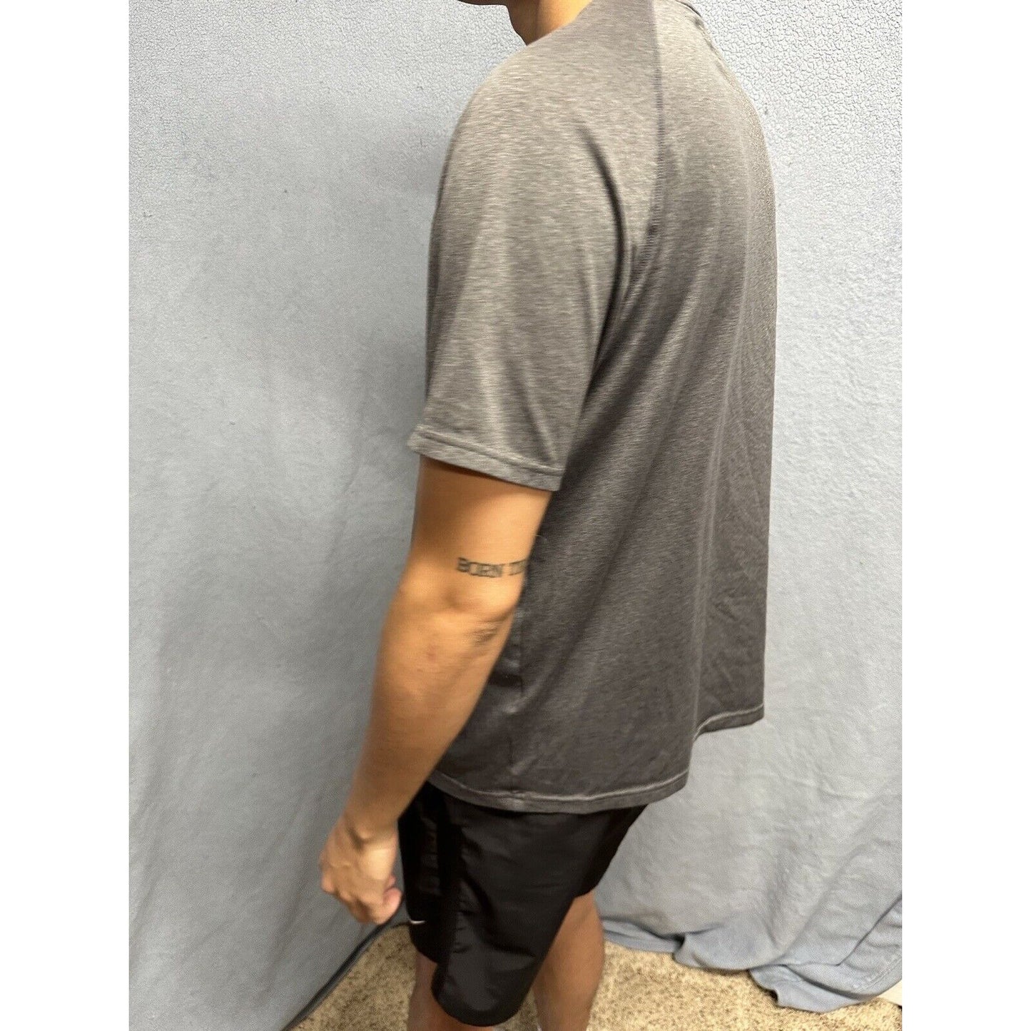 Men’s Gray Under Armour Heat Gear Loose Short Sleeve Shirt Large
