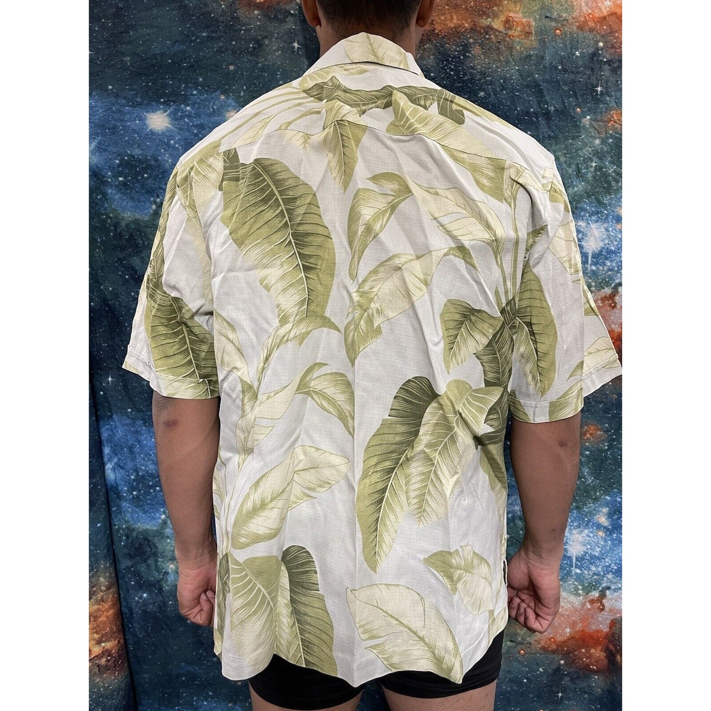 Jamaica Jaxx Men Size L Hawaiian Aloha Shirt Silk Green Leaves print on it 2702