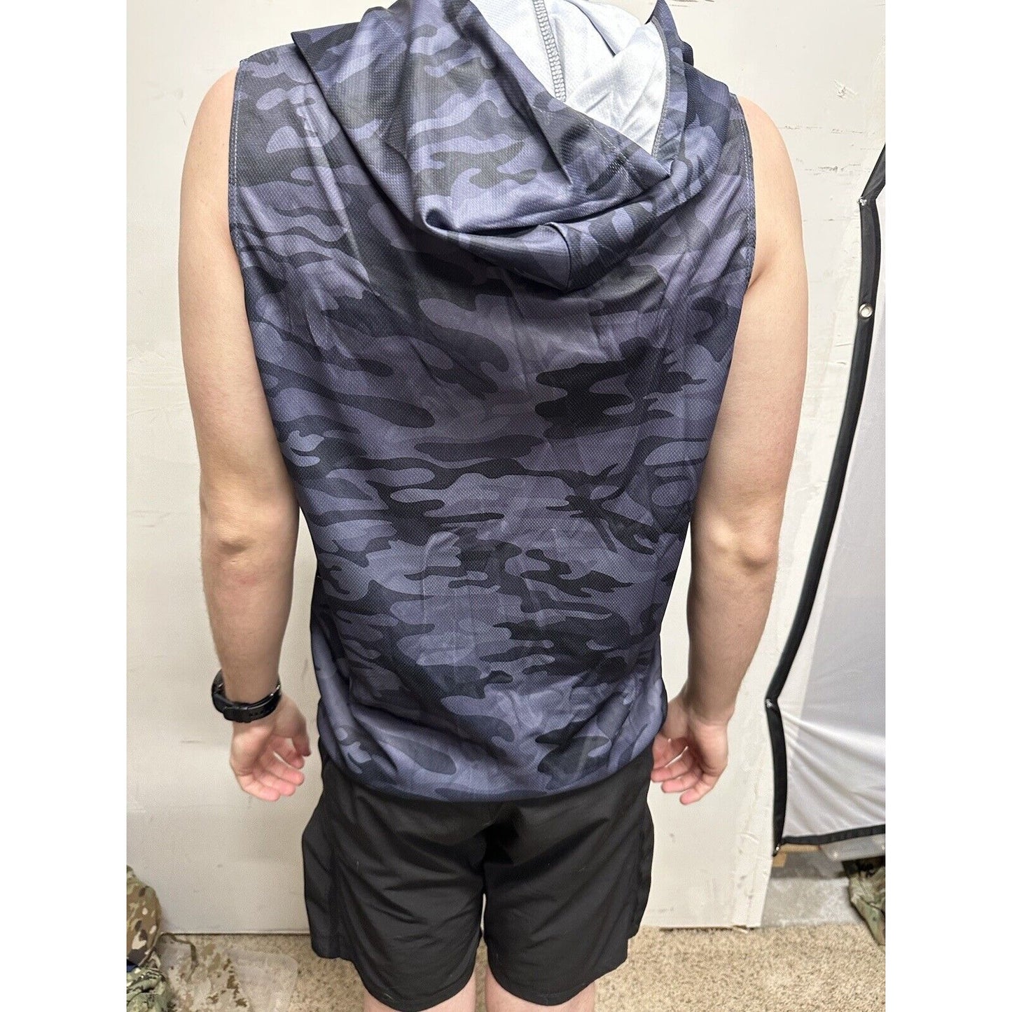 Men’s Gray Camo Muscle Pull Over Sleeveless Hoodie Medium