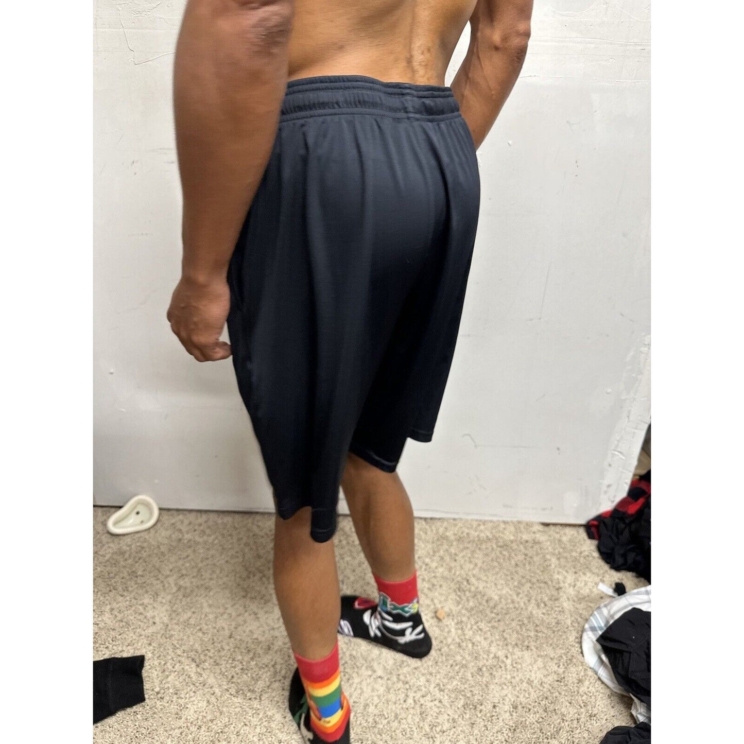 Men’s Under Armour Large Black Loose Athletic Shorts With Pockets