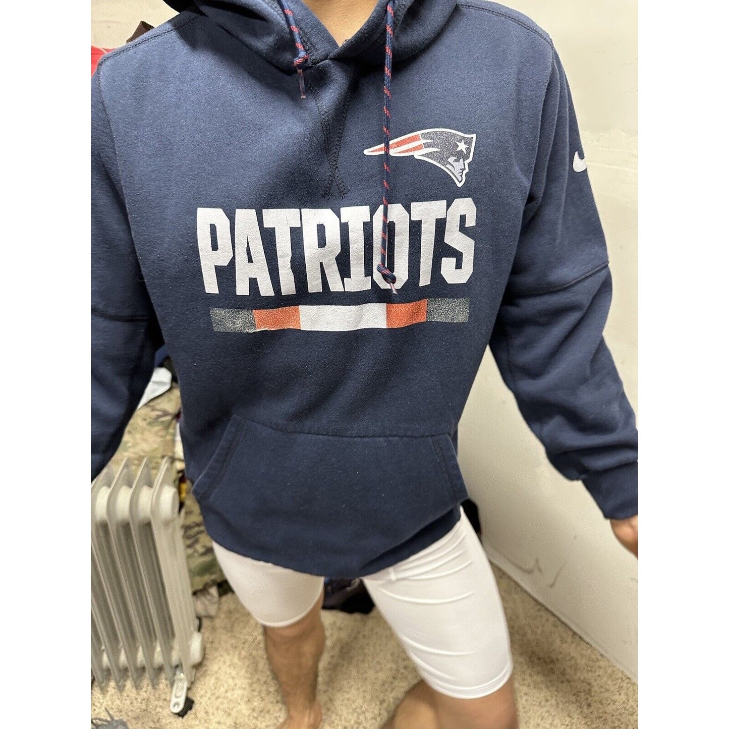 Men’s Patriots Pullover Hoodie Fits Like A Tight Medium