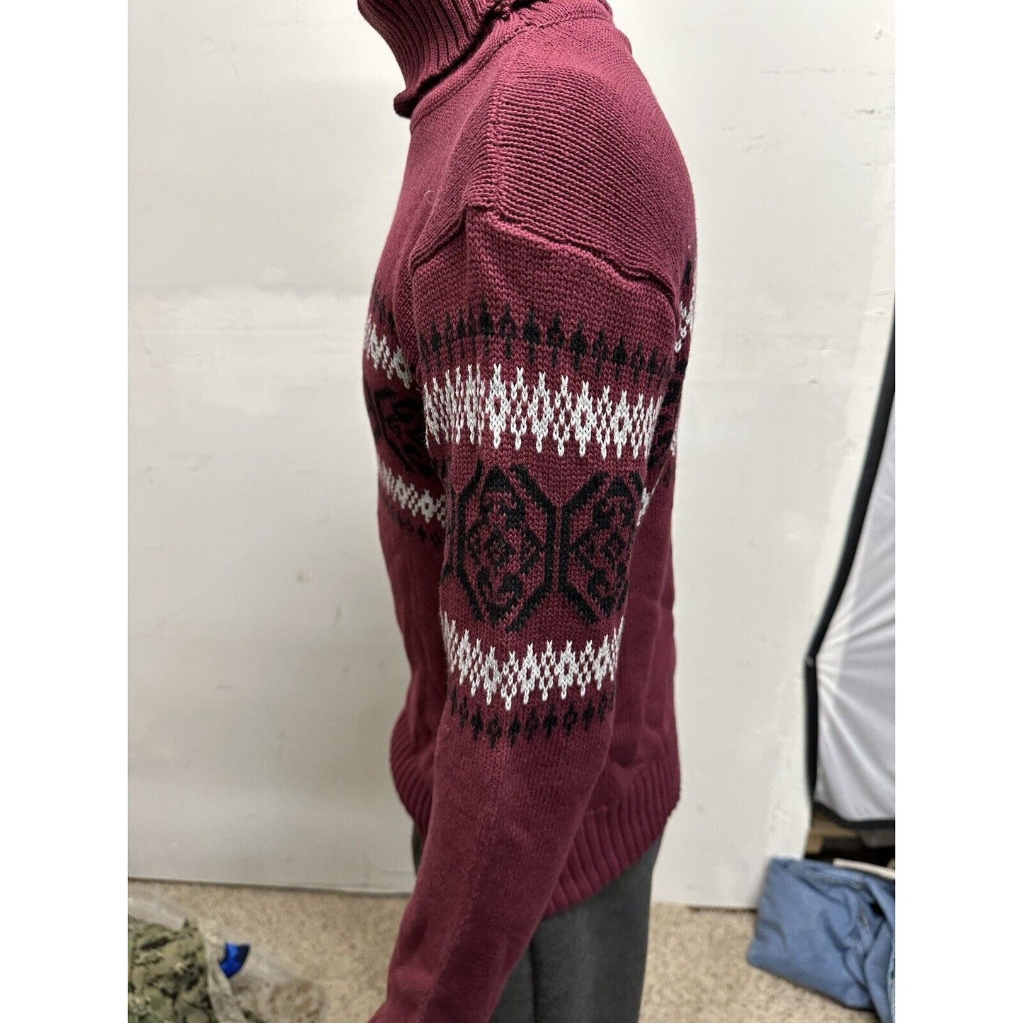 Brick red maroon men’s xpose long sleeve sweater fits like a small/medium