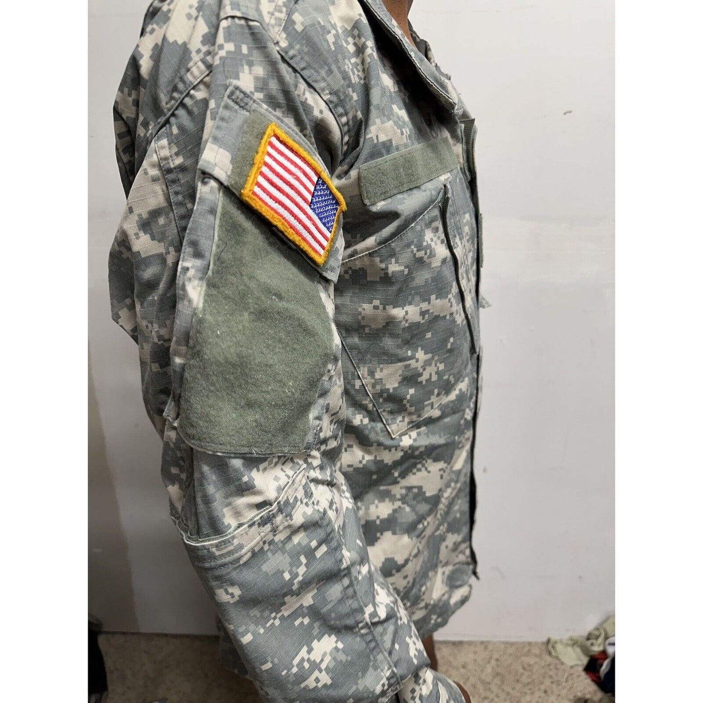 Men’s Army Combat Uniform Acu Medium Regular With USA Flag Patch Top Blouse