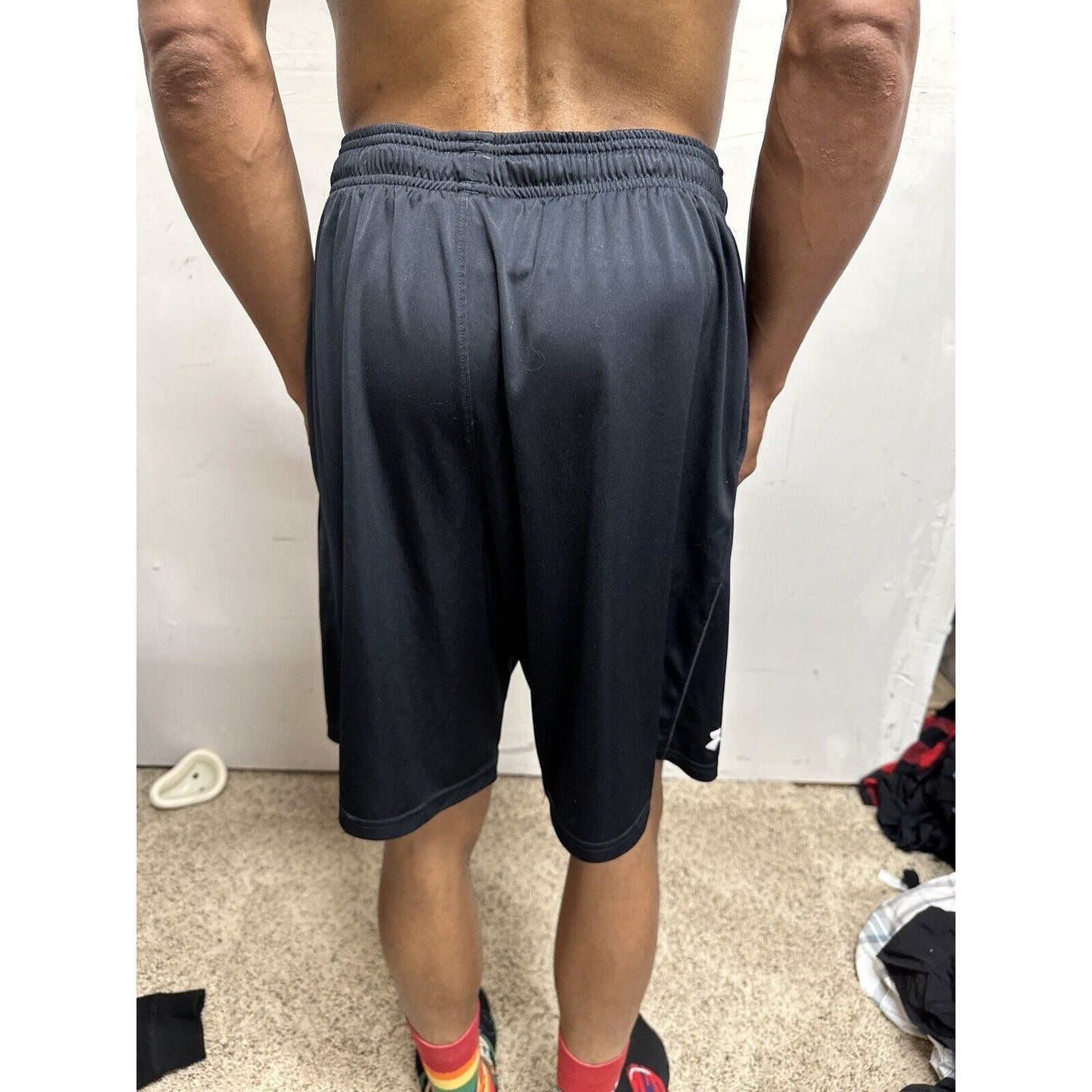 Men’s Under Armour Large Black Loose Athletic Shorts With Pockets