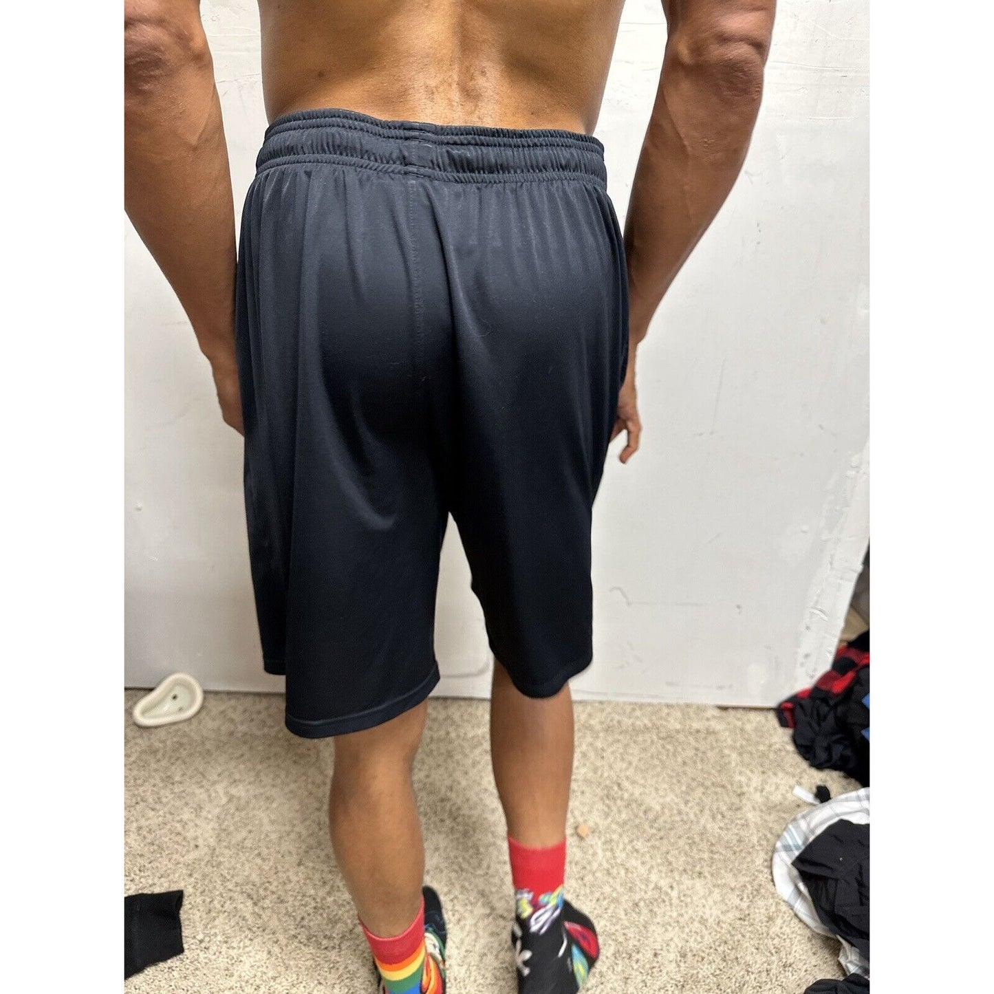 Men’s Under Armour Large Black Loose Athletic Shorts With Pockets