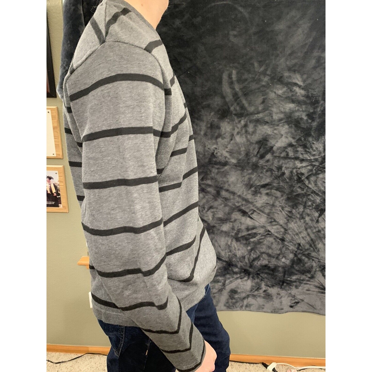 Old Navy Men's Size Large Long Sleeve Gray Striped V-Neck Pullover Sweatshirt