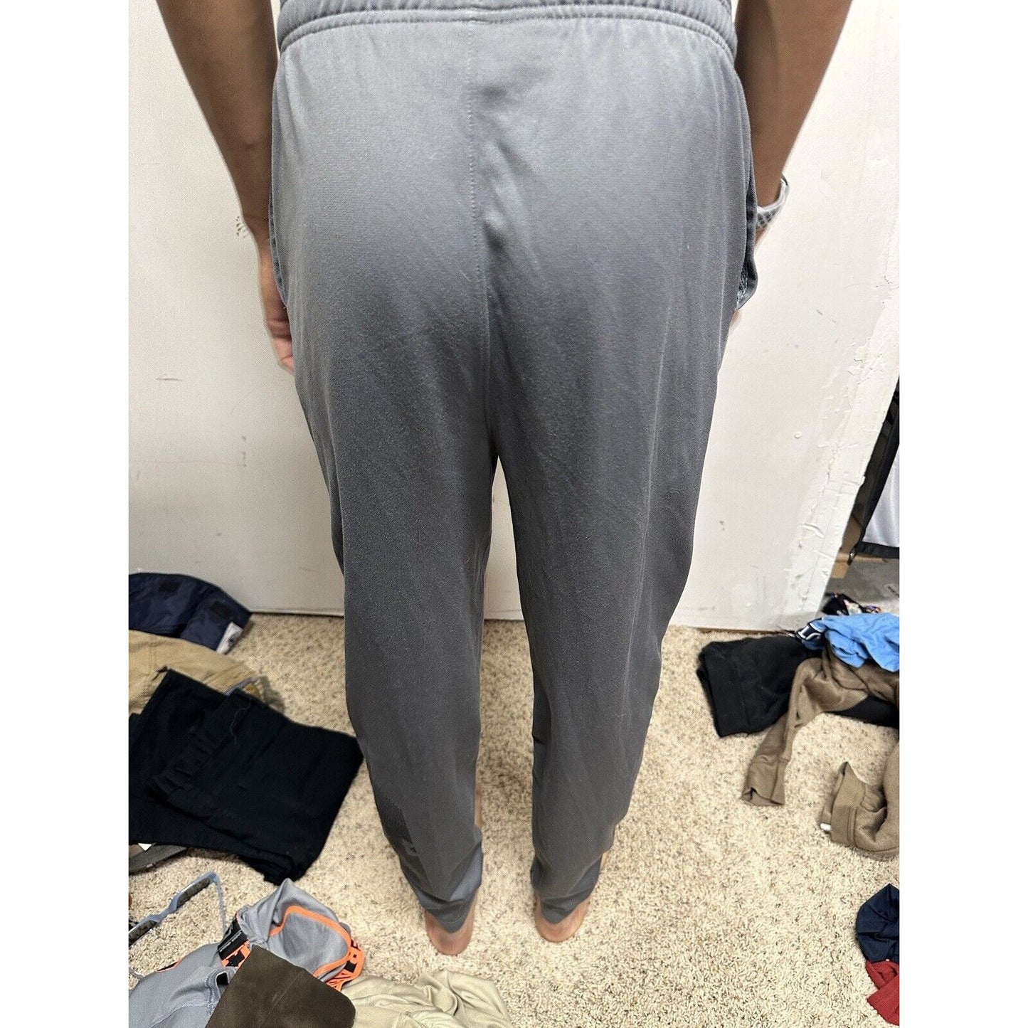 Boy’s Youth xL Grey Under Armour Fitted Sweat Pants