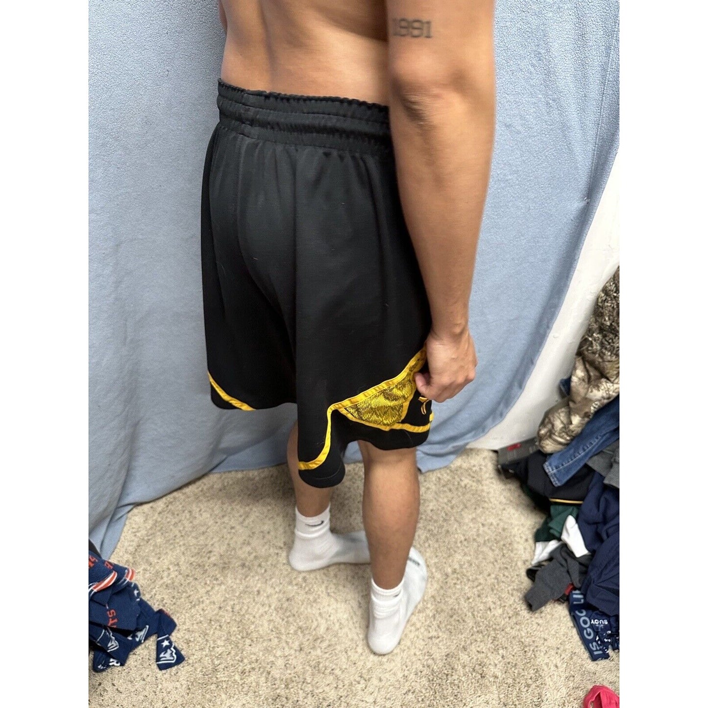 Men’s Nike XL Black And Yellow Dri Fit Shorts With Pockets