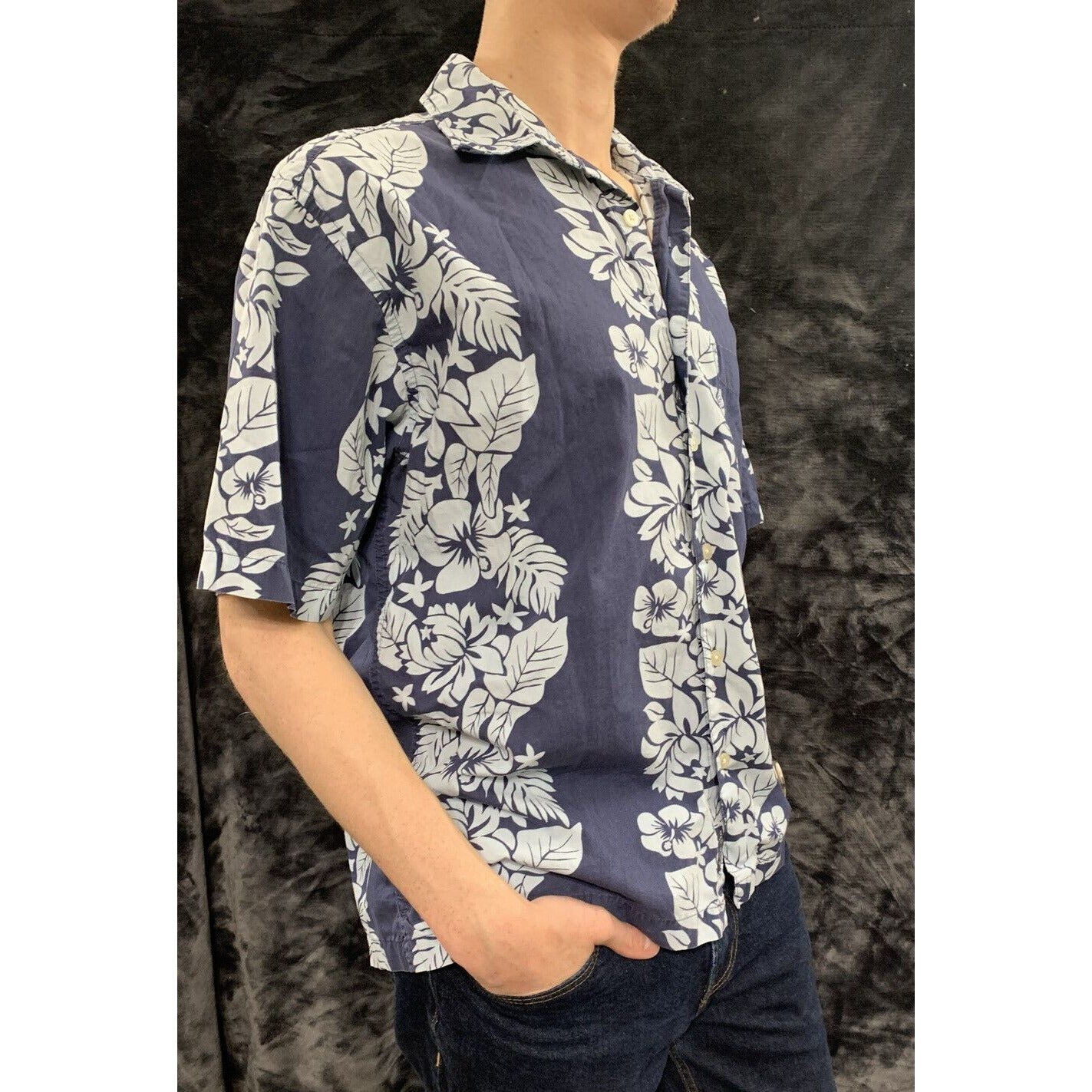 Old Navy Hawaiian Hibiscus Flowers Blue Men’s Large Button-down Short Sleeves
