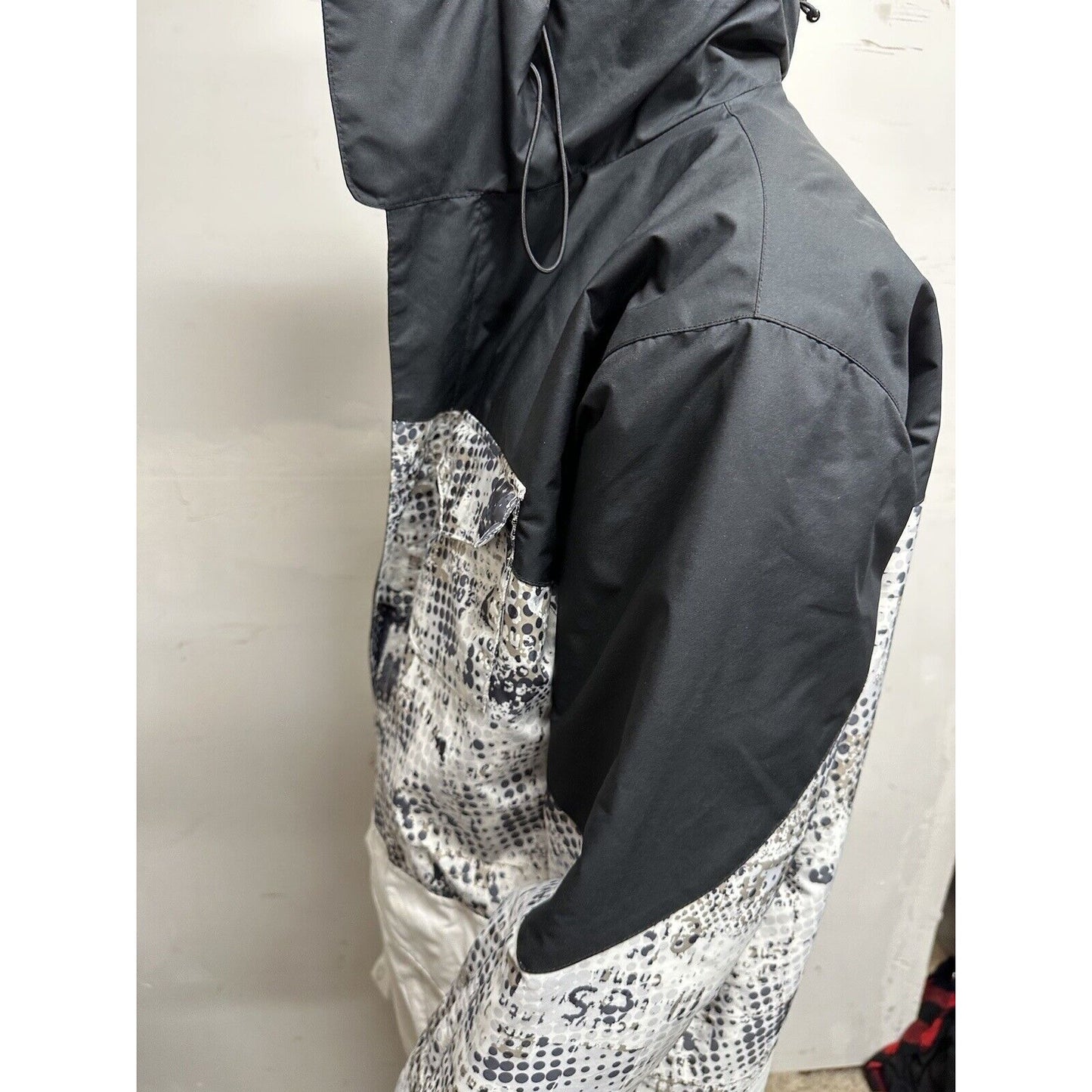 Men’s Large Black And White Snow Technology Body Glove Jacket