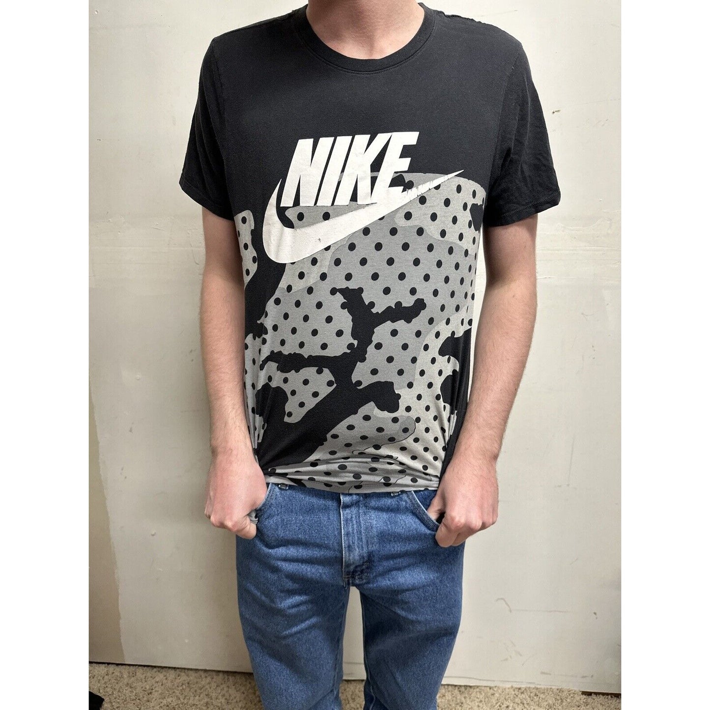 men’s the nike tee black short sleeve tshirt small athletic cut