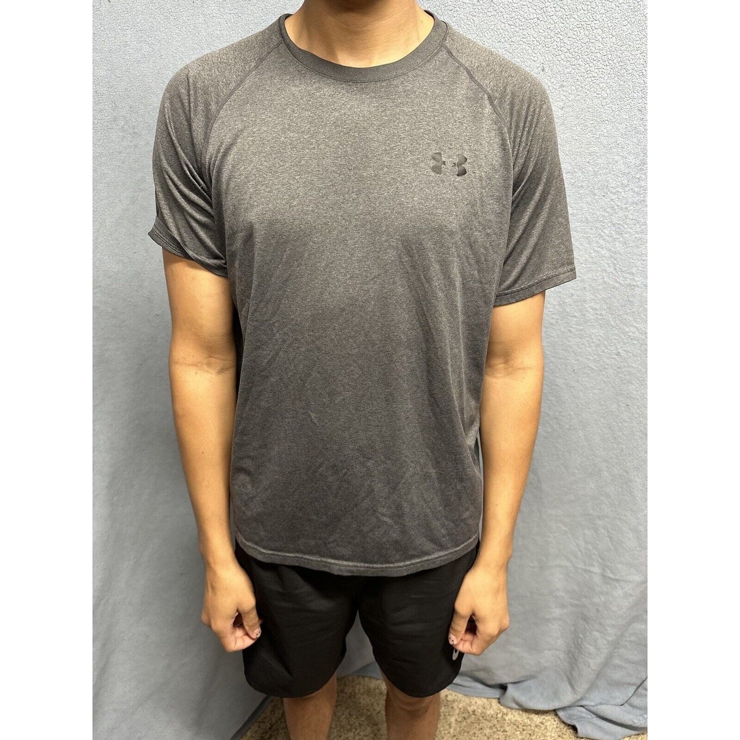 Men’s Gray Under Armour Heat Gear Loose Short Sleeve Shirt Large