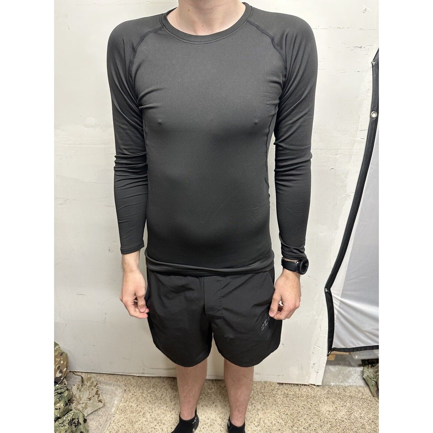 Men’s Black Medium Poly Spandex Long Sleeve Pull Over Athletic Shirt