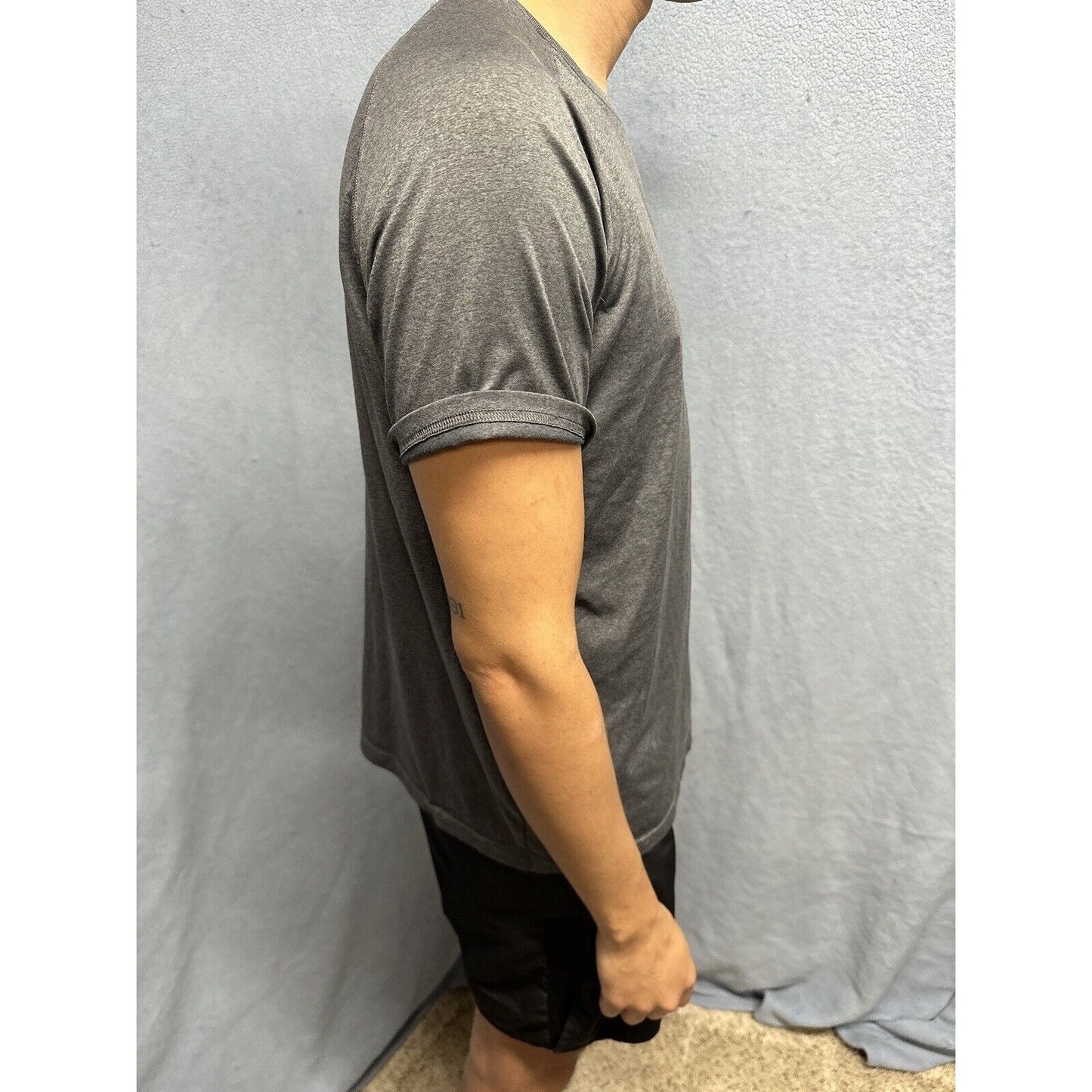Men’s Gray Under Armour Heat Gear Loose Short Sleeve Shirt Large