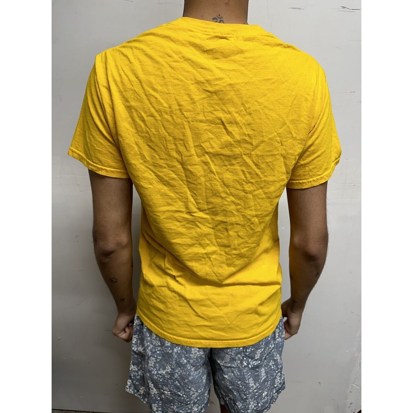 Men’s Small Yellow Mickey Mouse Disney Tshirt Short Sleeve