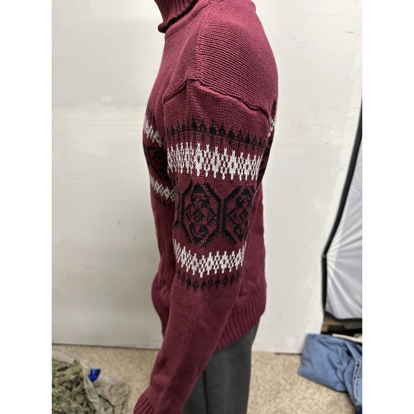 Brick red maroon men’s xpose long sleeve sweater fits like a small/medium