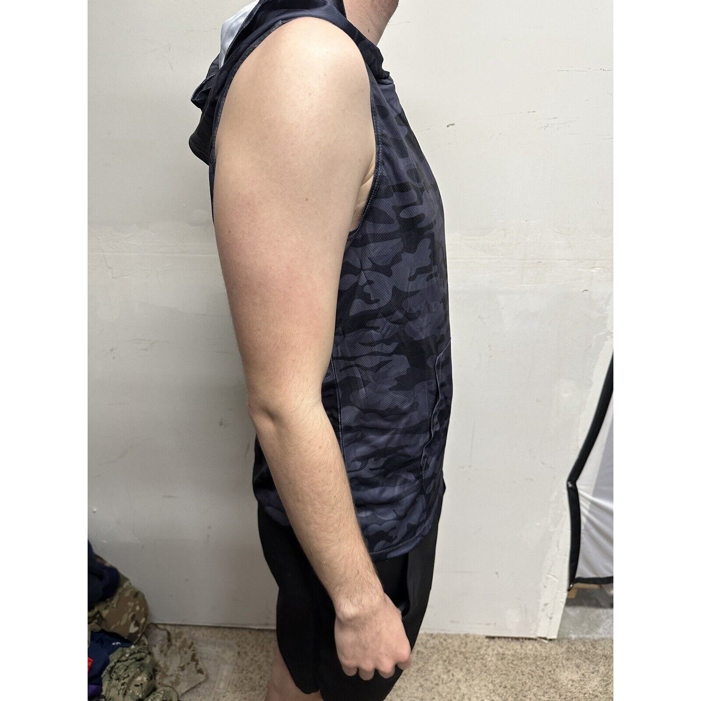 Men’s Gray Camo Muscle Pull Over Sleeveless Hoodie Medium