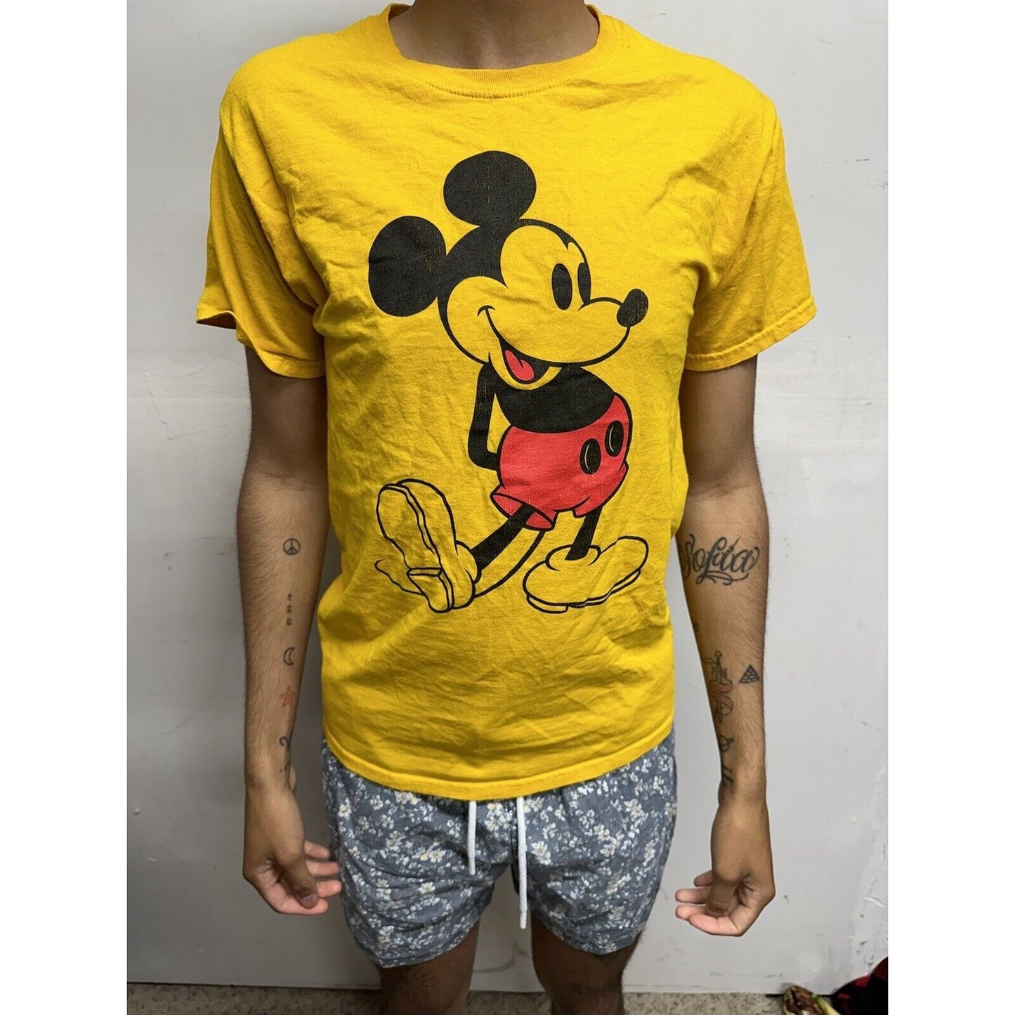 Men’s Small Yellow Mickey Mouse Disney Tshirt Short Sleeve