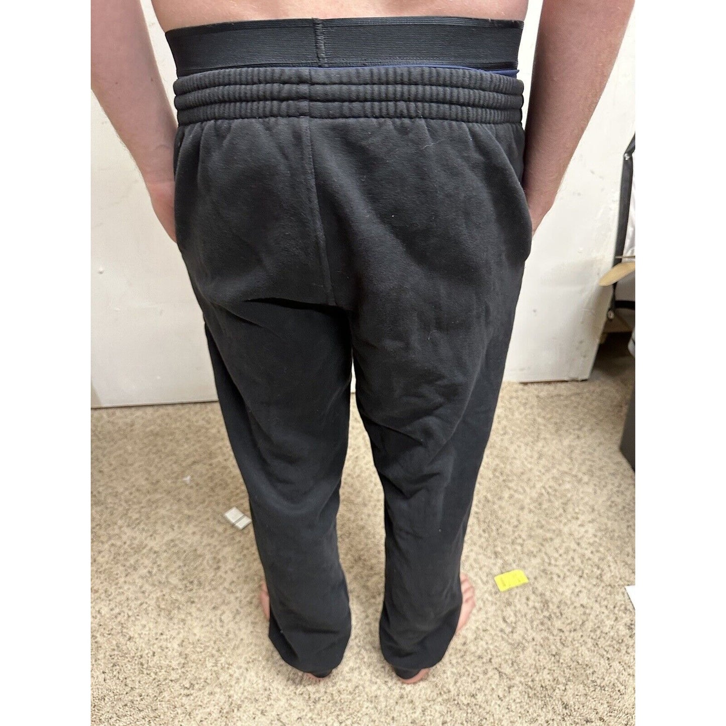 men’s black fila medium sweat pants with pockets
