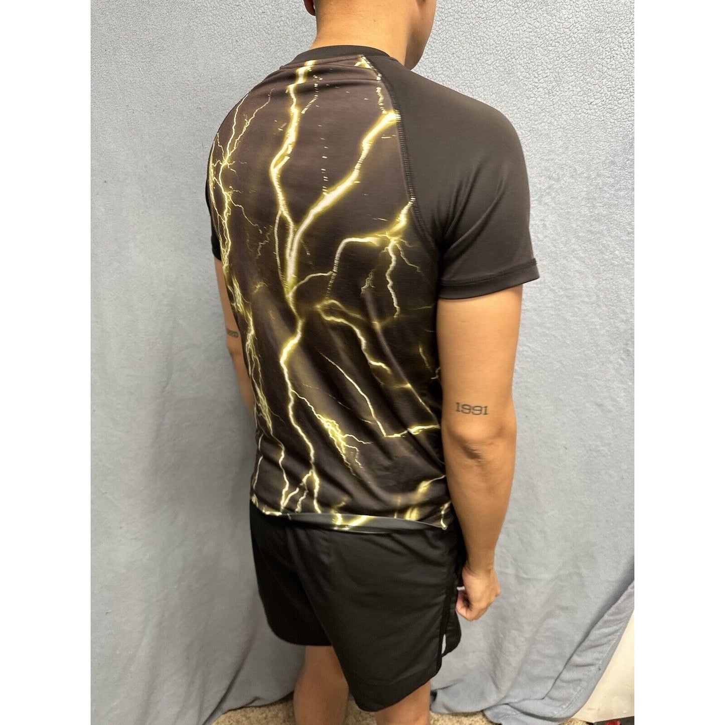 Men’s Large Batman Short Sleeve Black And Yellow Tshirt 100% Polyester
