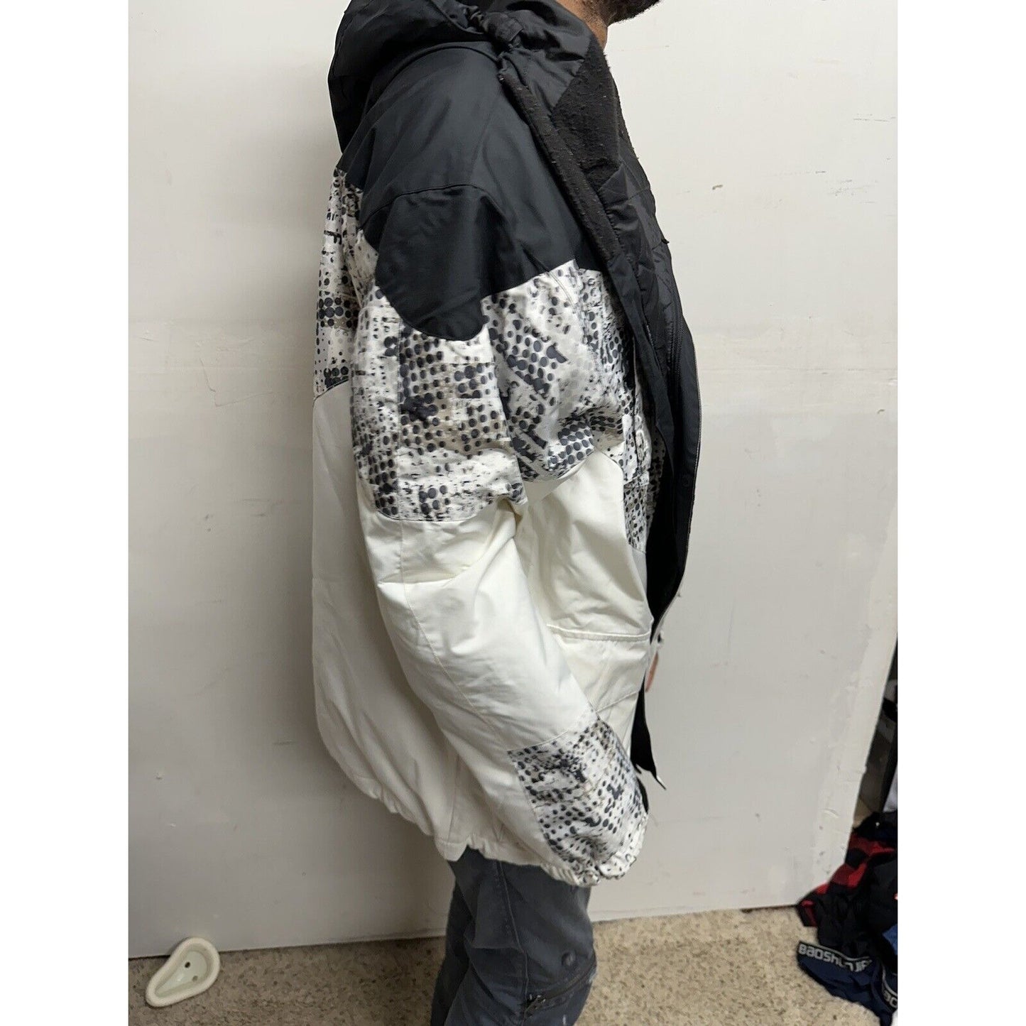 Men’s Large Black And White Snow Technology Body Glove Jacket