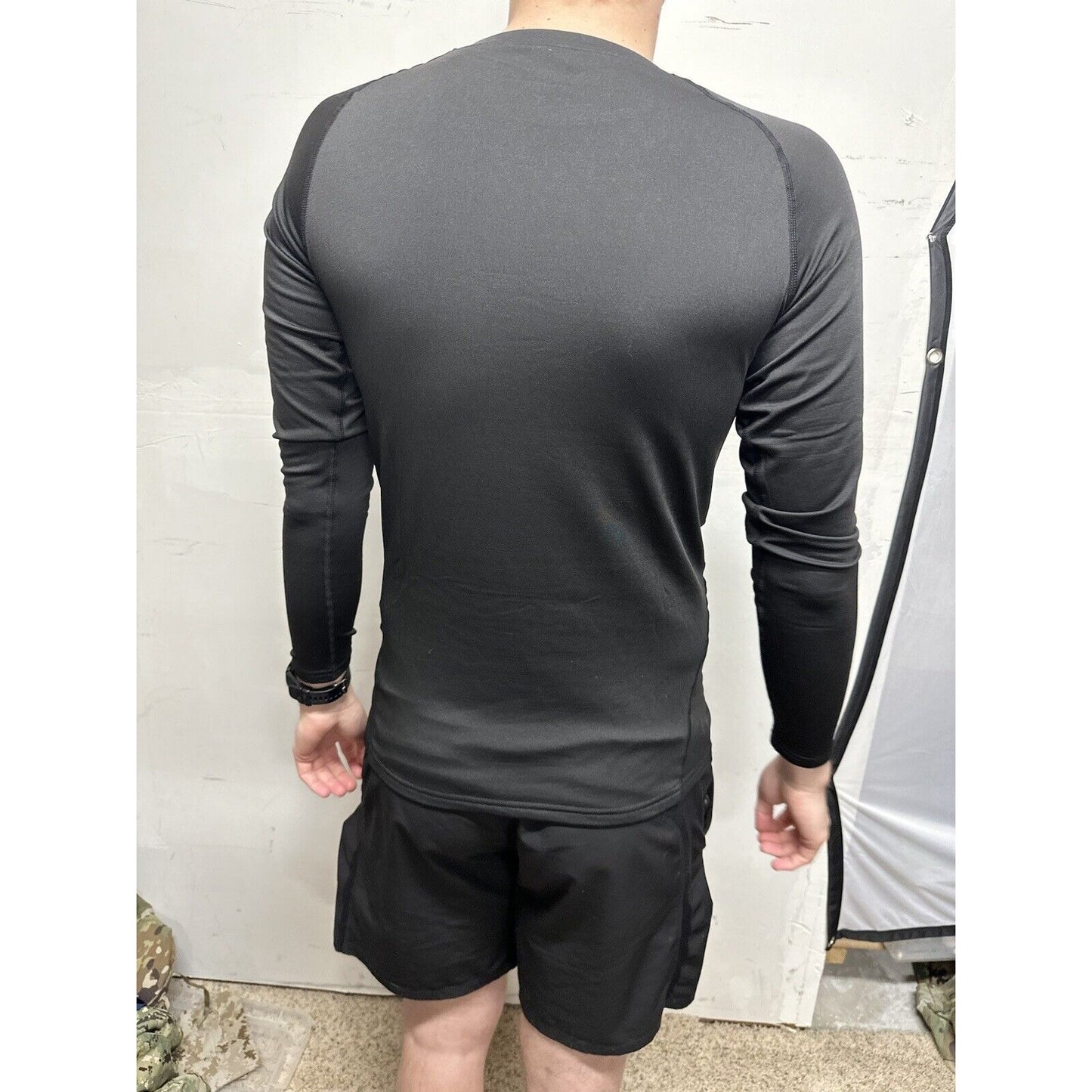 Men’s Black Medium Poly Spandex Long Sleeve Pull Over Athletic Shirt