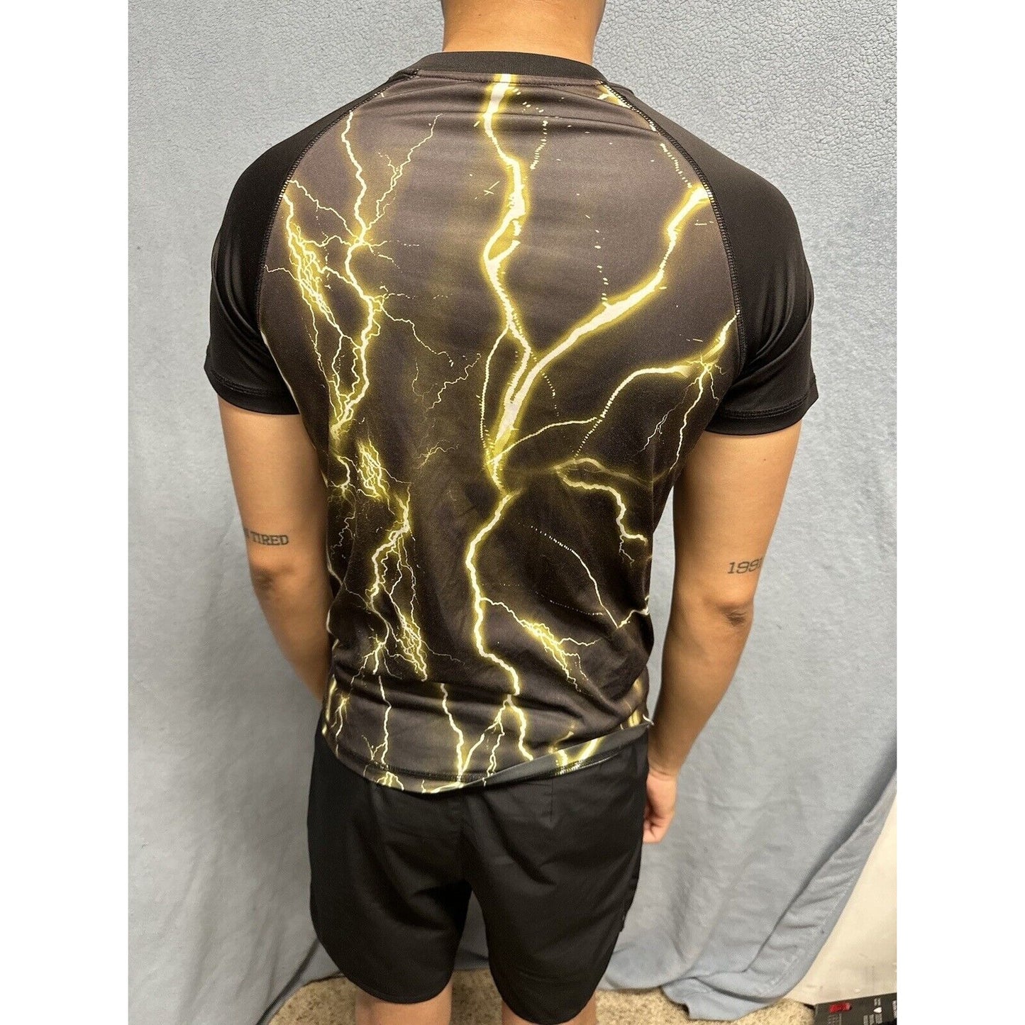Men’s Large Batman Short Sleeve Black And Yellow Tshirt 100% Polyester