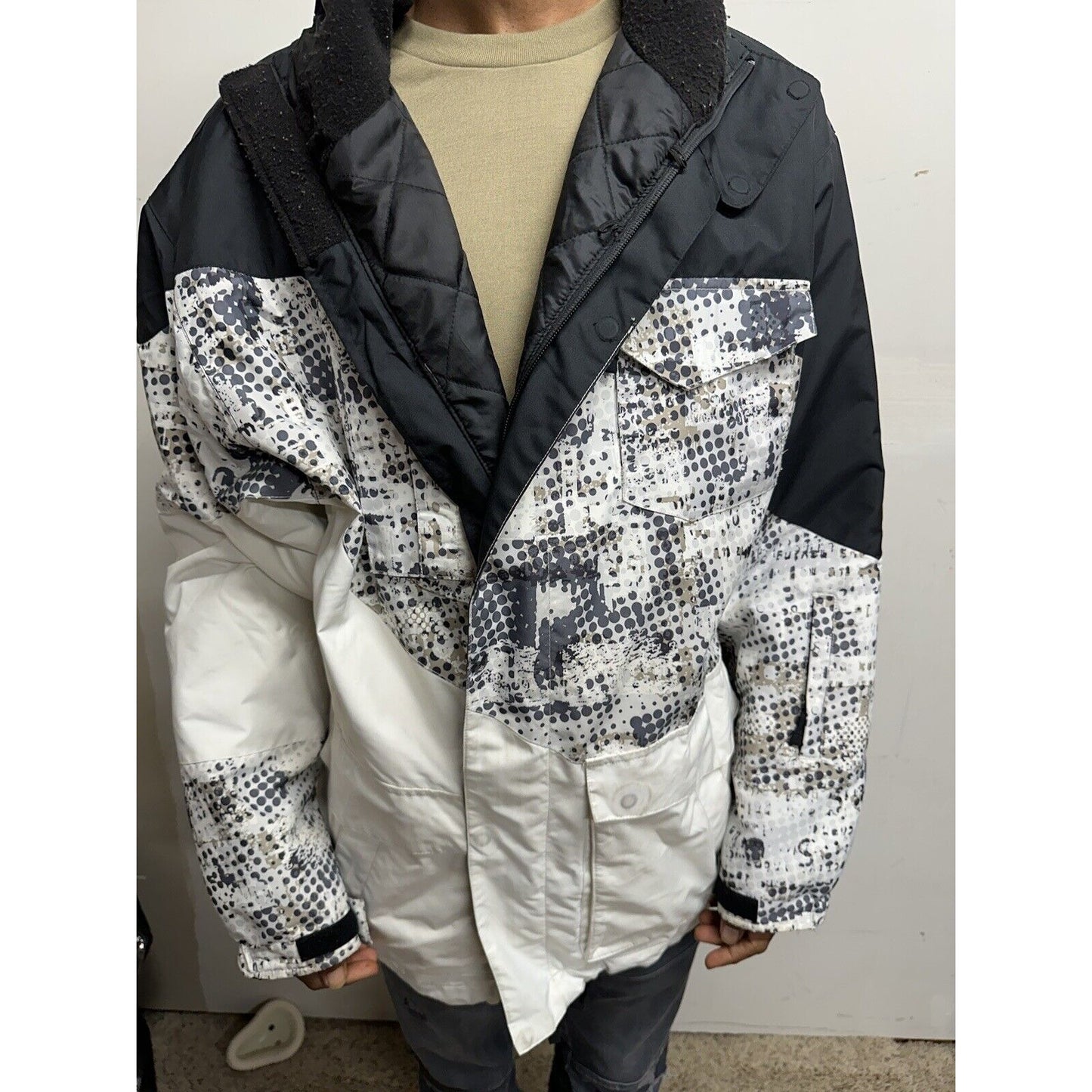 Men’s Large Black And White Snow Technology Body Glove Jacket