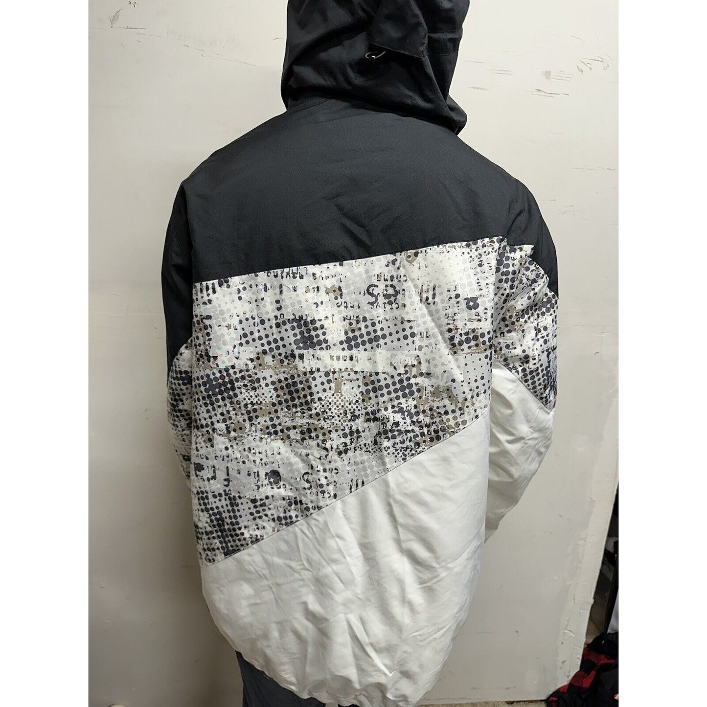 Men’s Large Black And White Snow Technology Body Glove Jacket